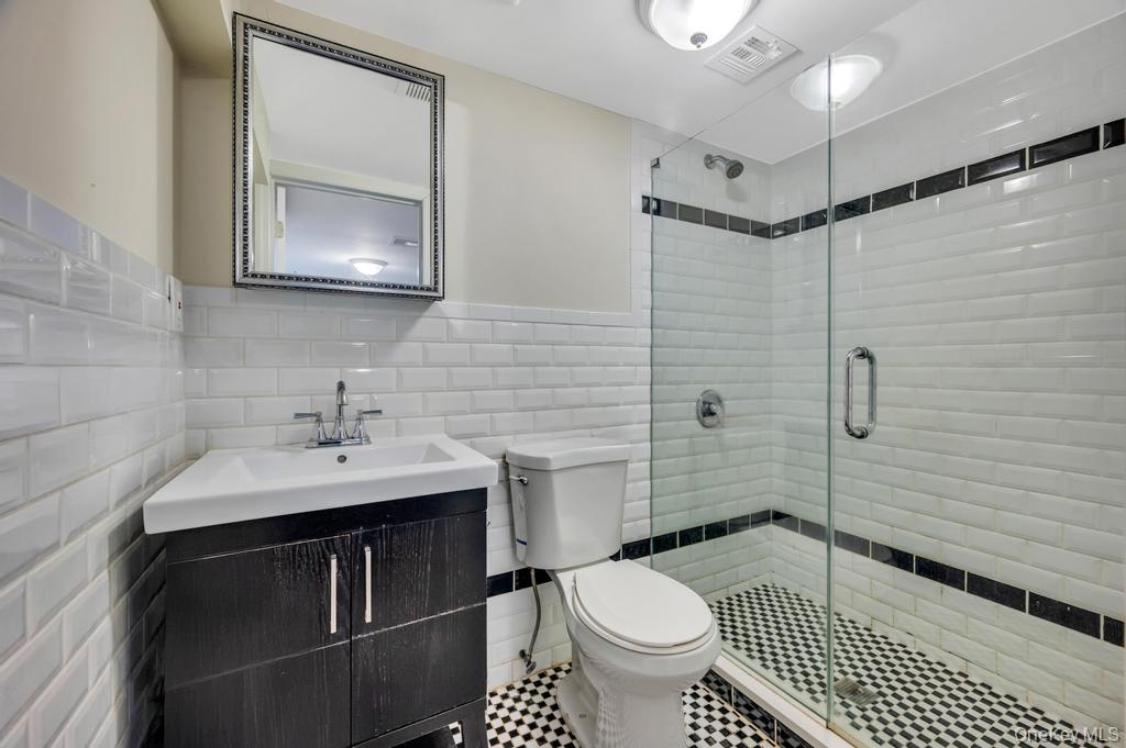 3 School House Lane, Great Neck, NY 11020