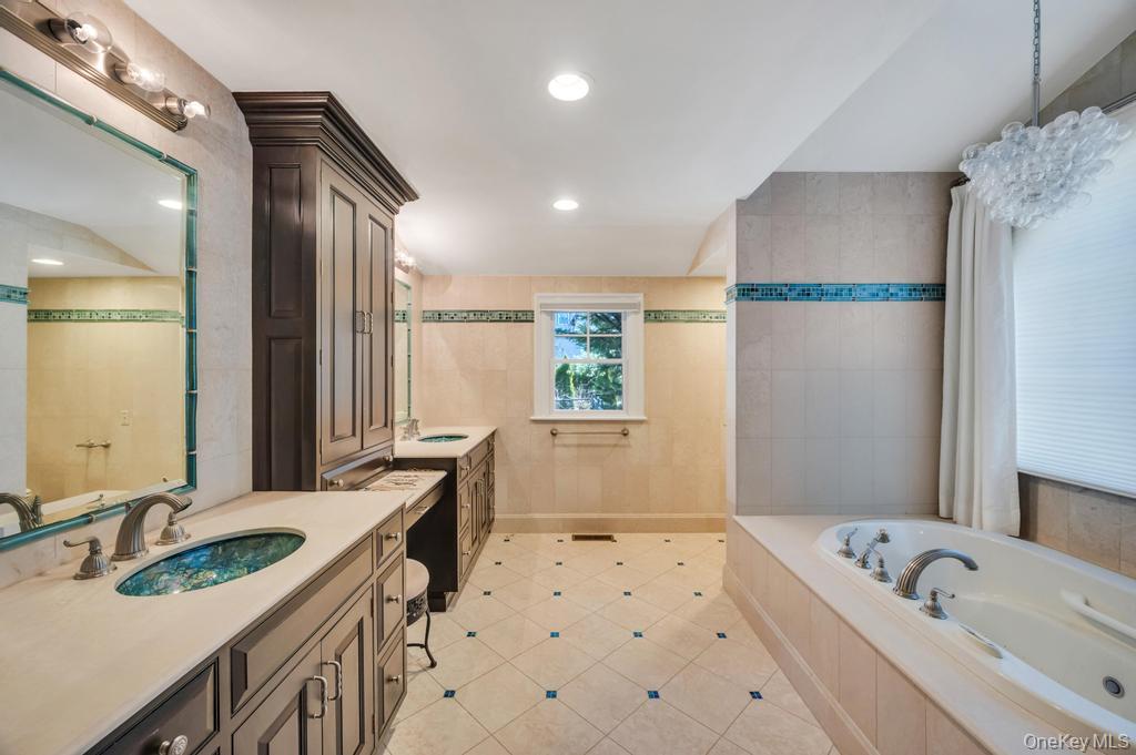 3 School House Lane, Great Neck, NY 11020