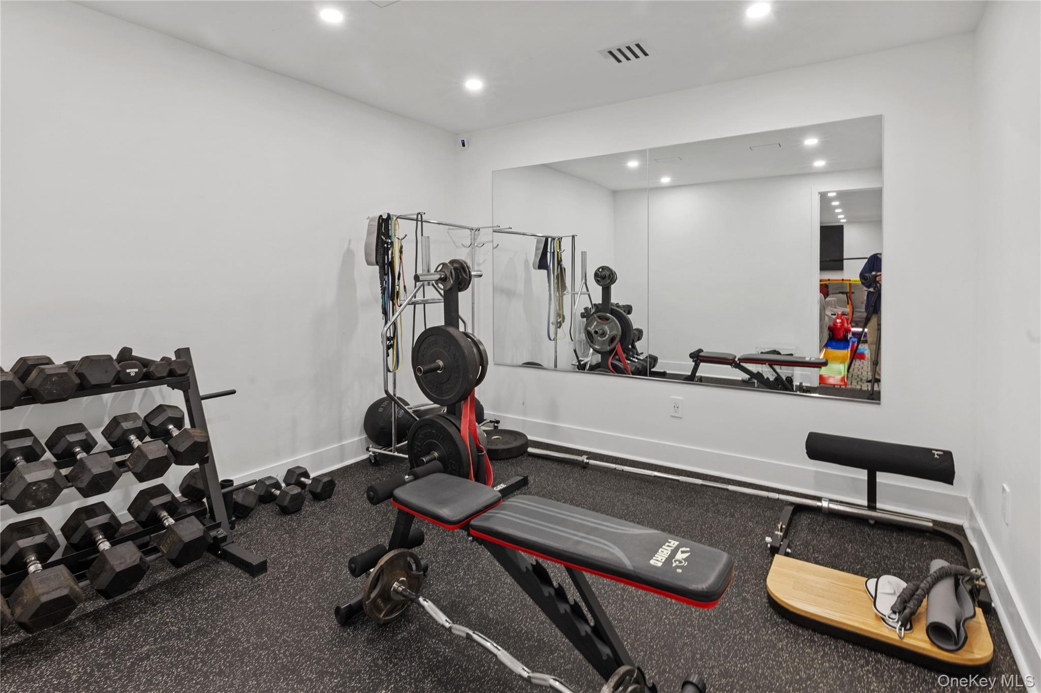 24 Chestnut Lane, Woodbury, NY 11797