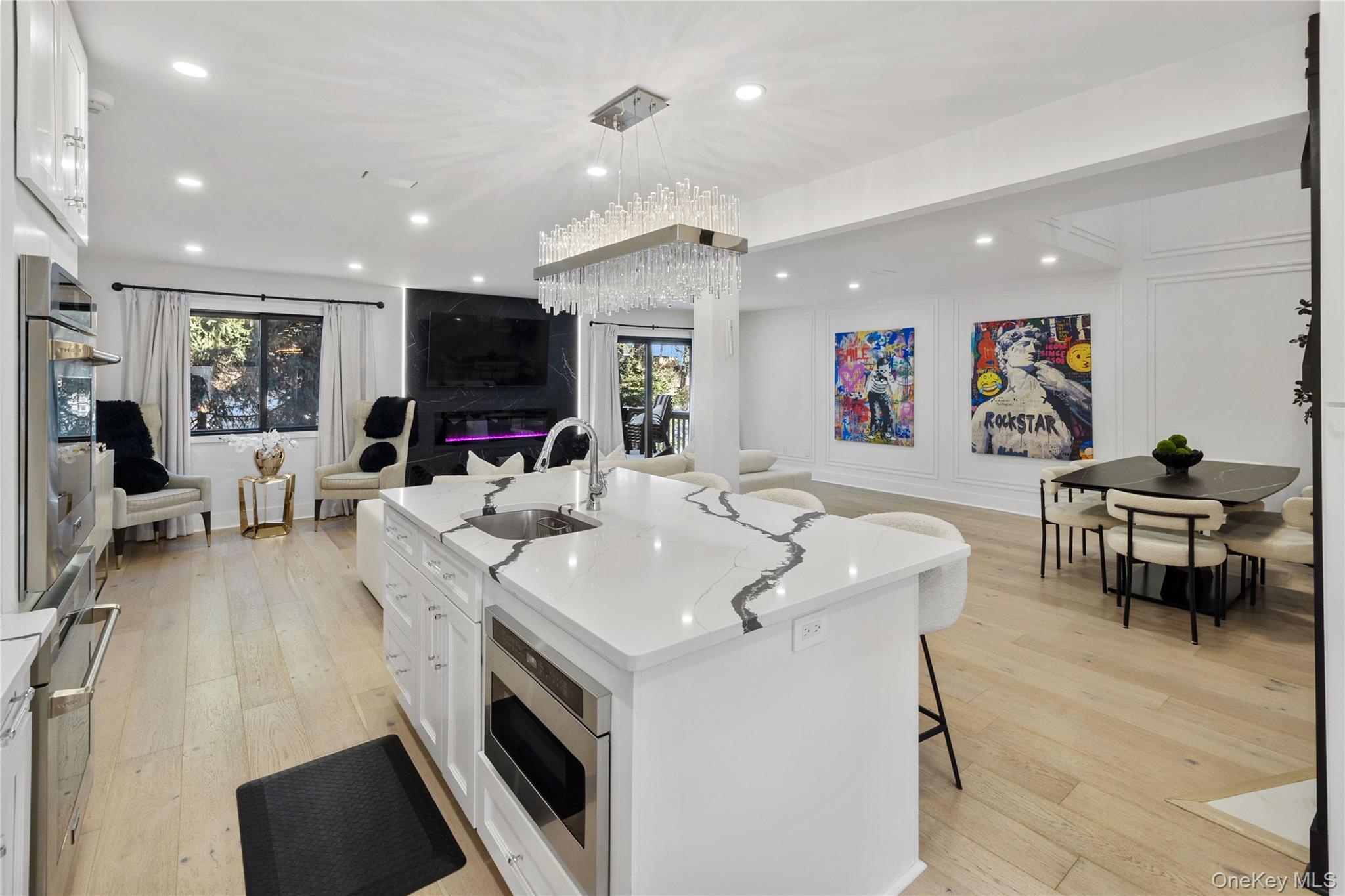 24 Chestnut Lane, Woodbury, NY 11797