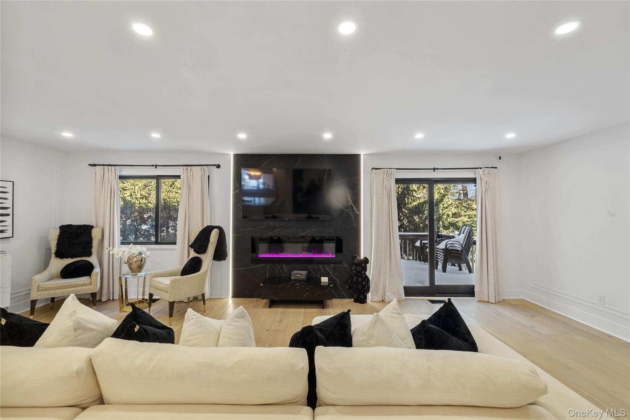 24 Chestnut Lane, Woodbury, NY 11797