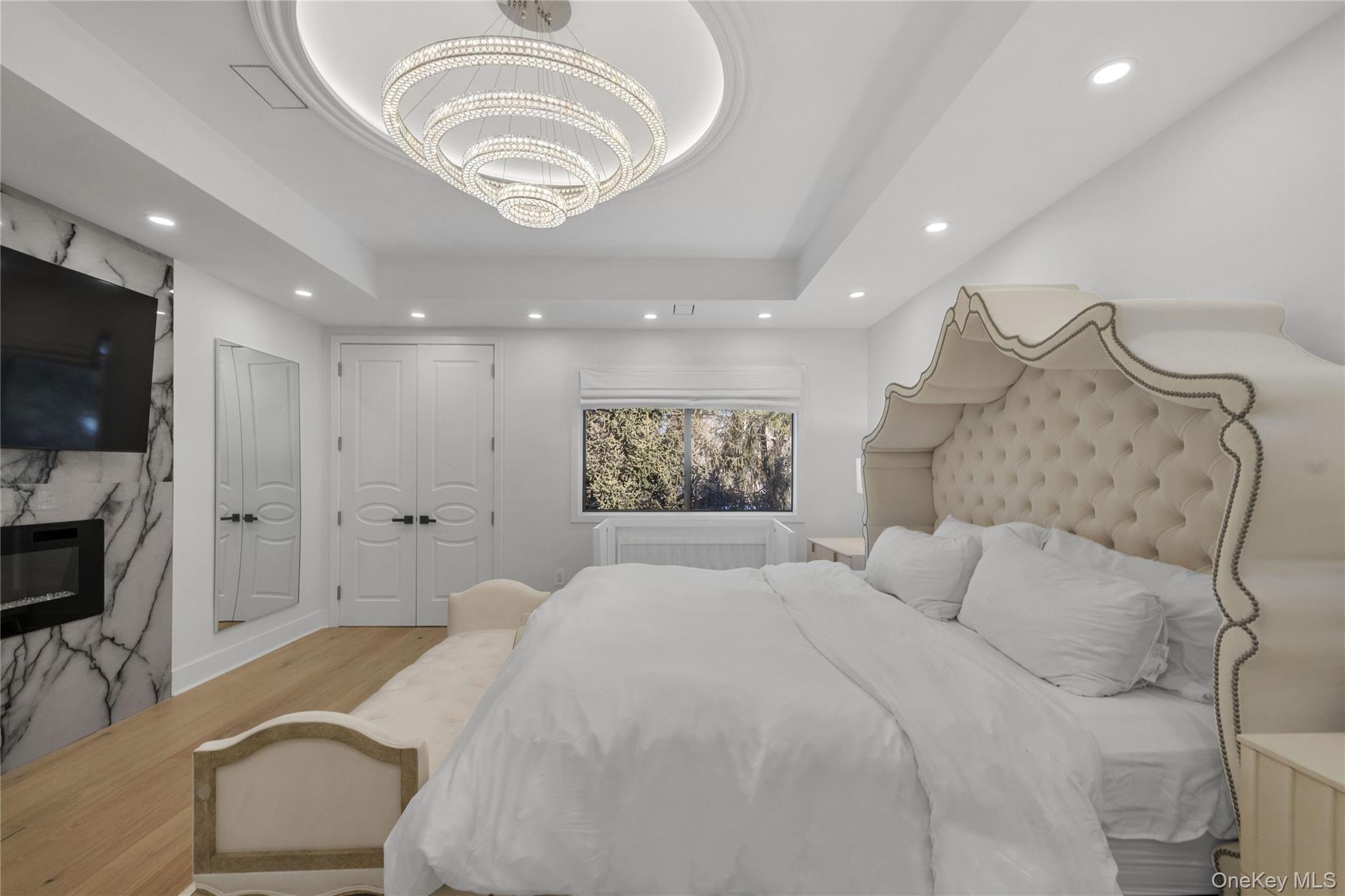 24 Chestnut Lane, Woodbury, NY 11797