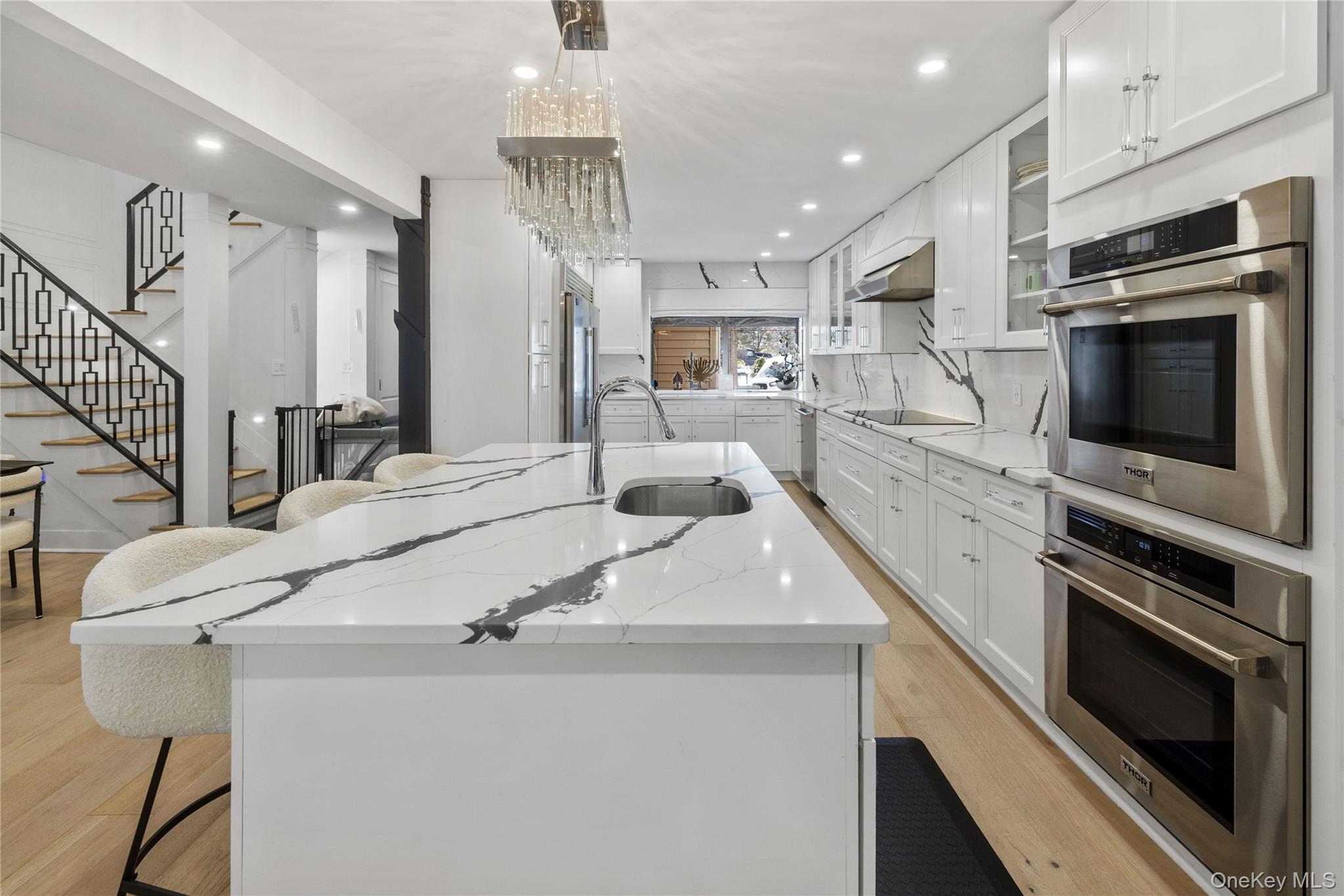 24 Chestnut Lane, Woodbury, NY 11797