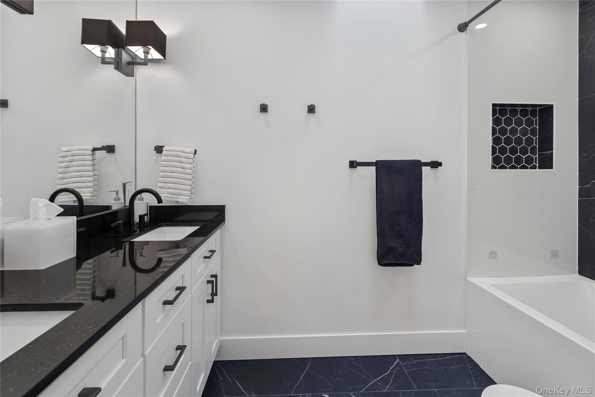 24 Chestnut Lane, Woodbury, NY 11797