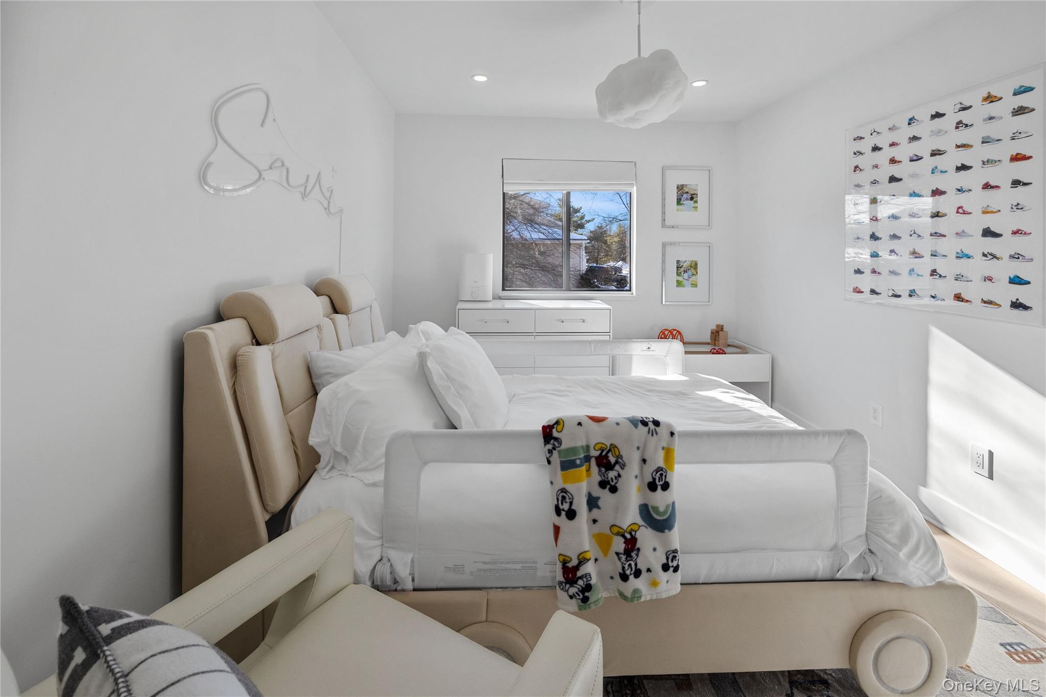 24 Chestnut Lane, Woodbury, NY 11797