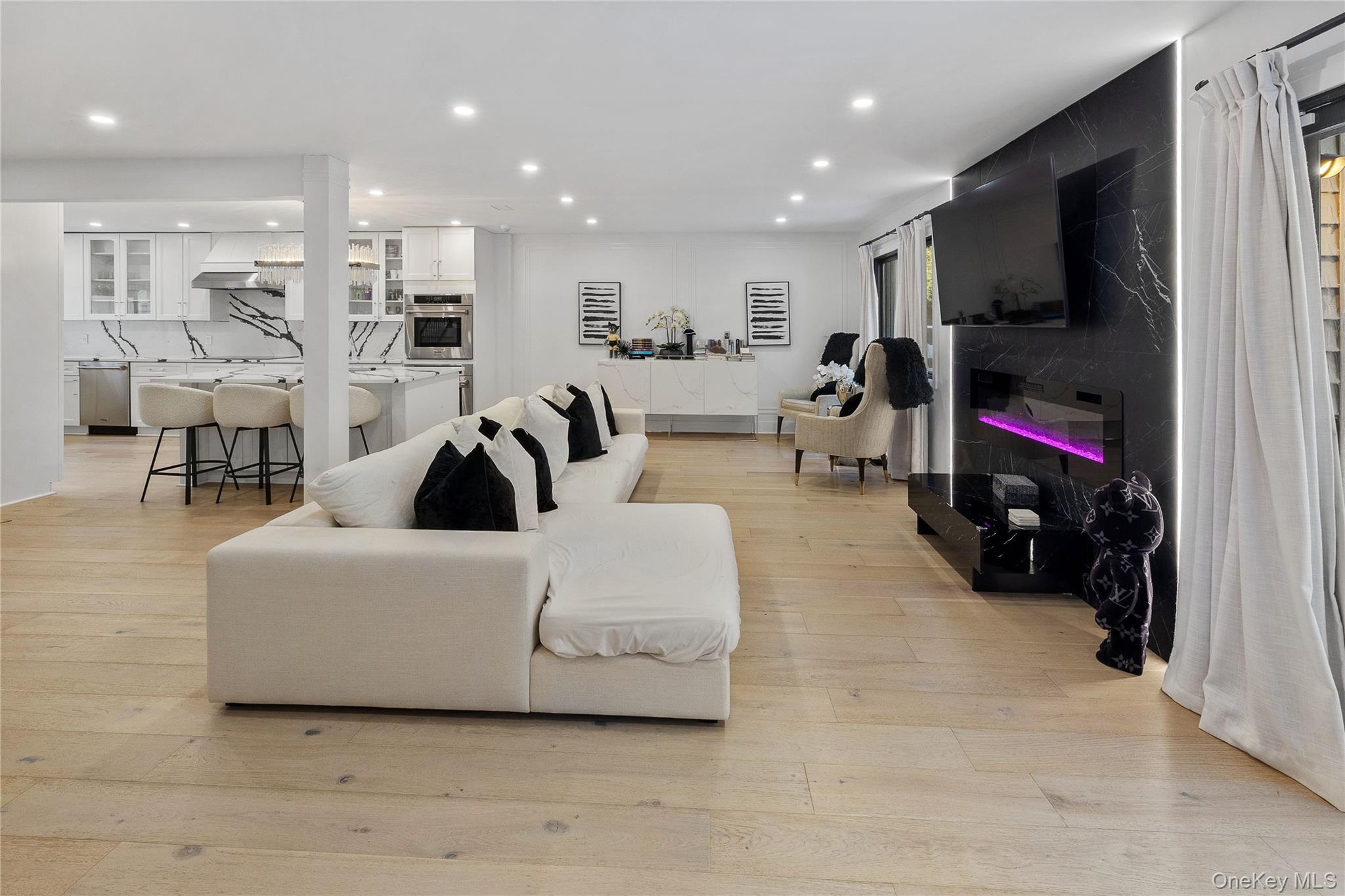 24 Chestnut Lane, Woodbury, NY 11797