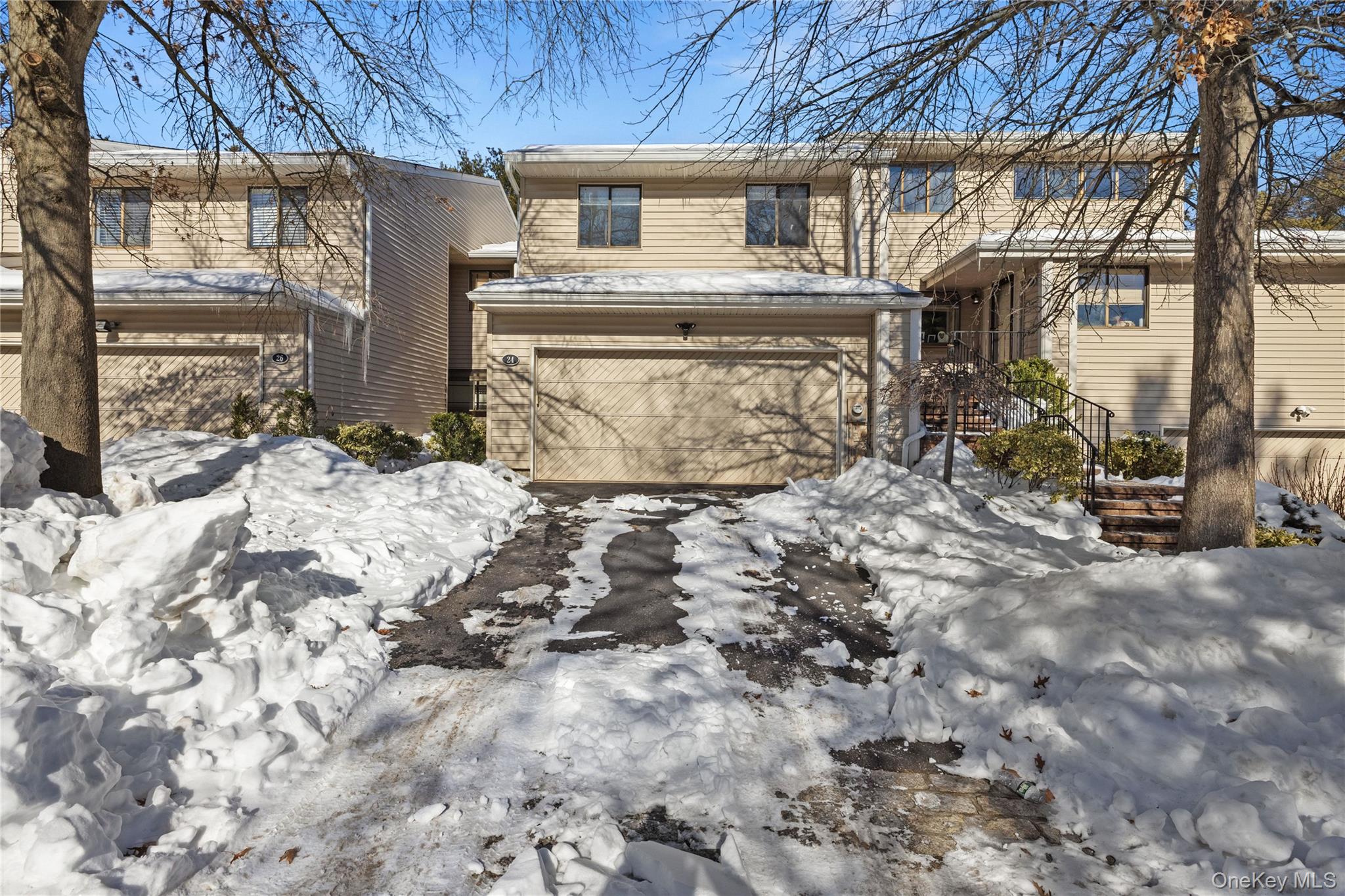 24 Chestnut Lane, Woodbury, NY 11797