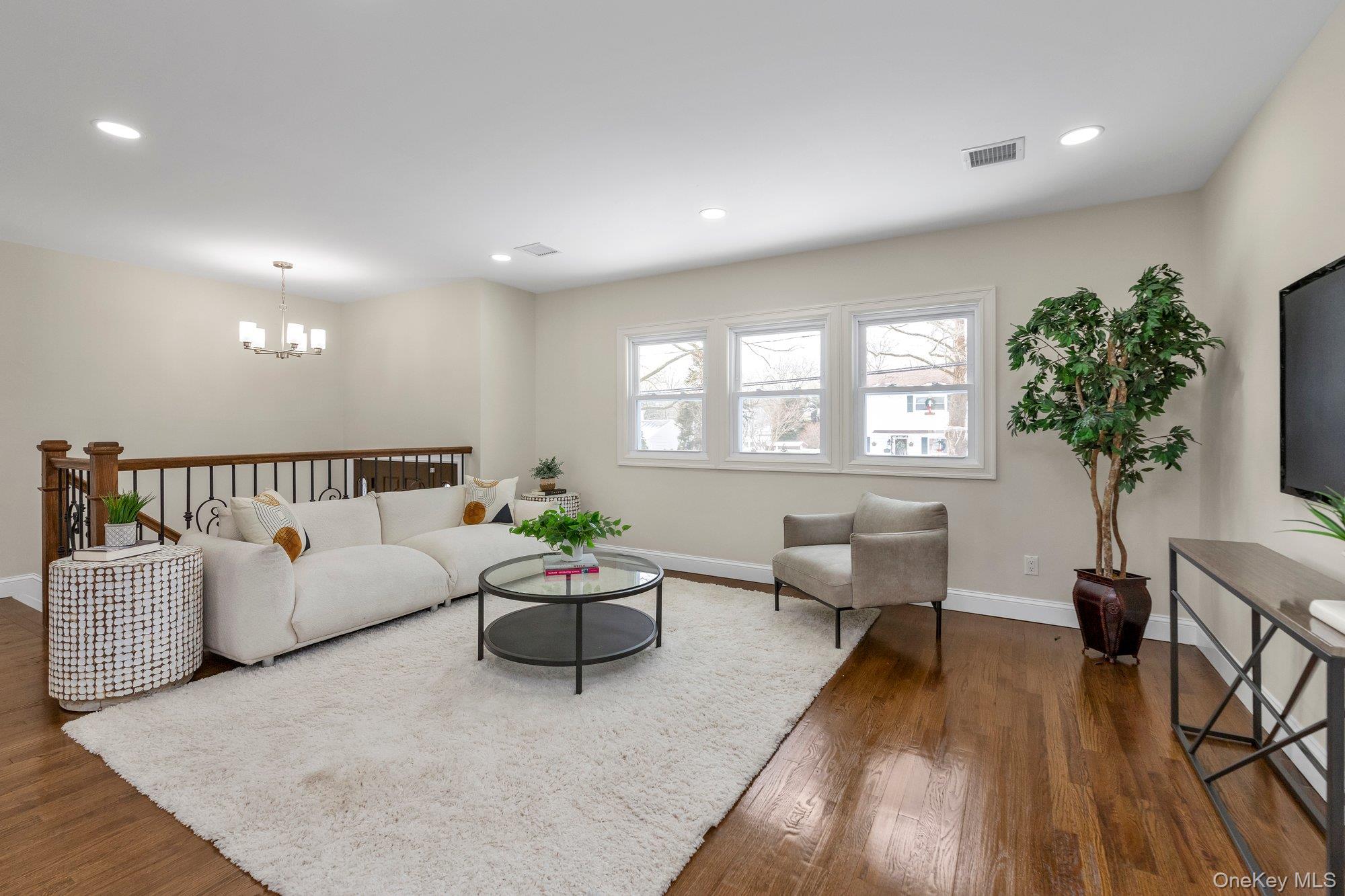 3 Jayne Avenue, Melville, NY 11747