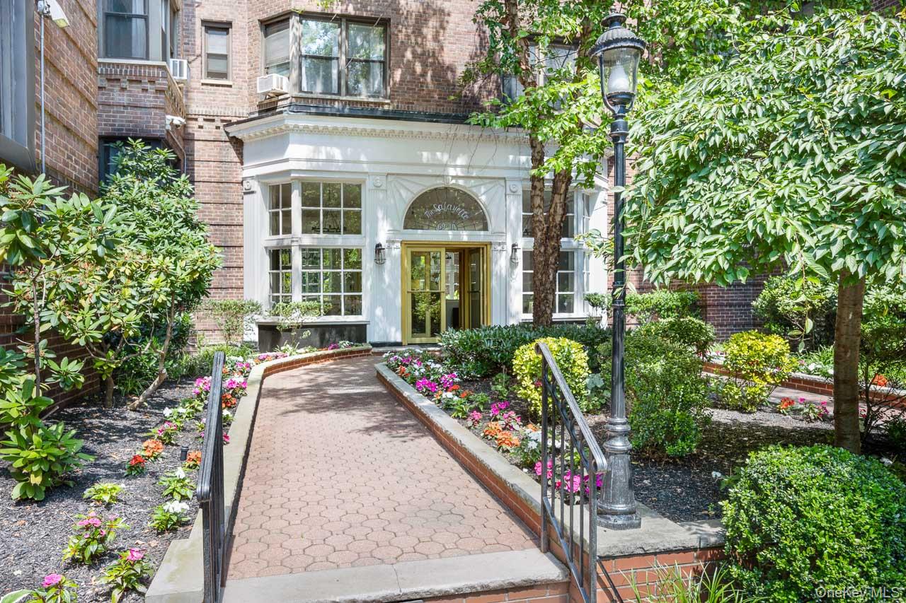 69-40 YELLOWSTONE Boulevard # 108, Forest Hills, NY 11375