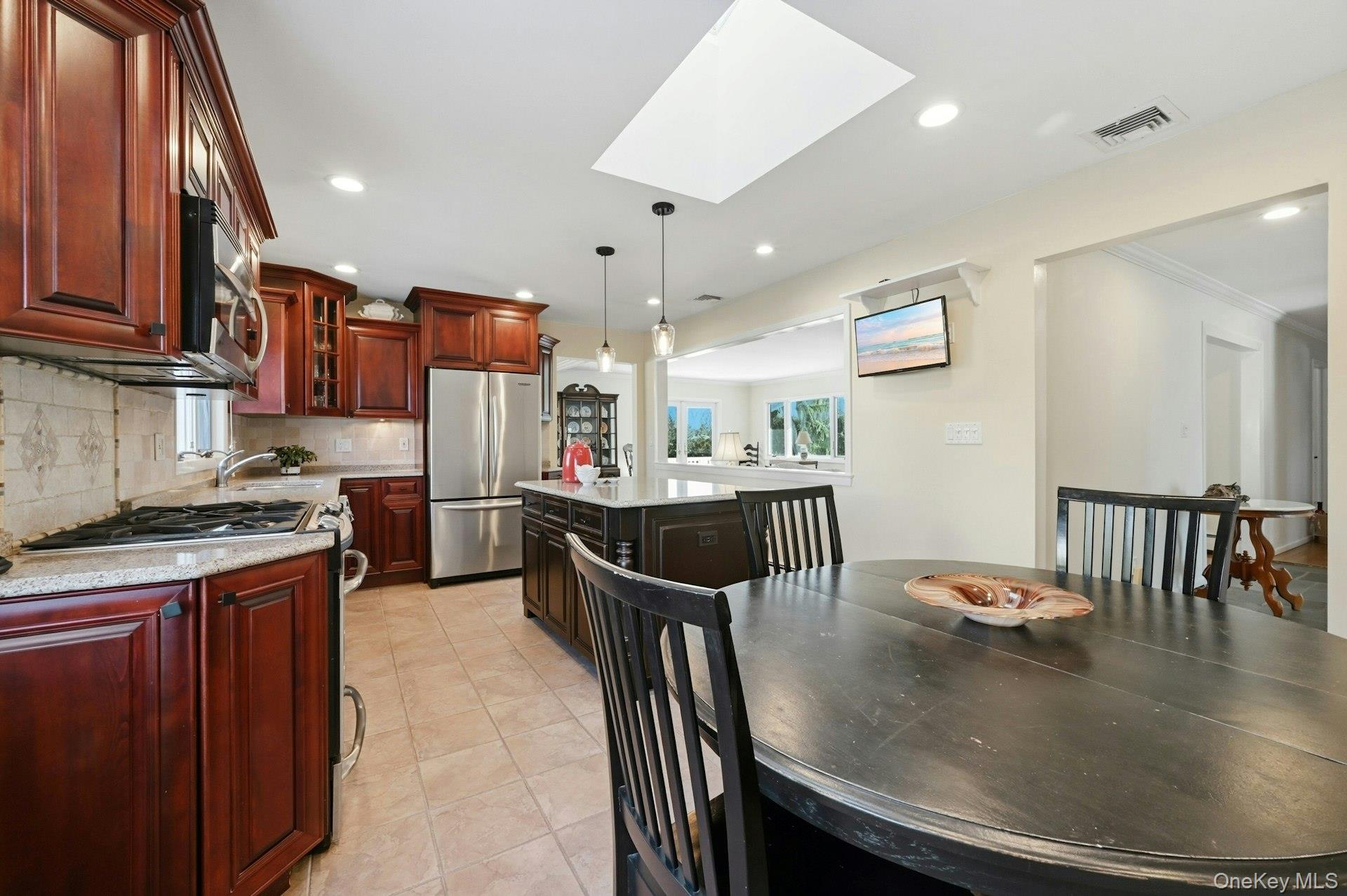 205 Oak Neck Lane, West Islip, NY 11795