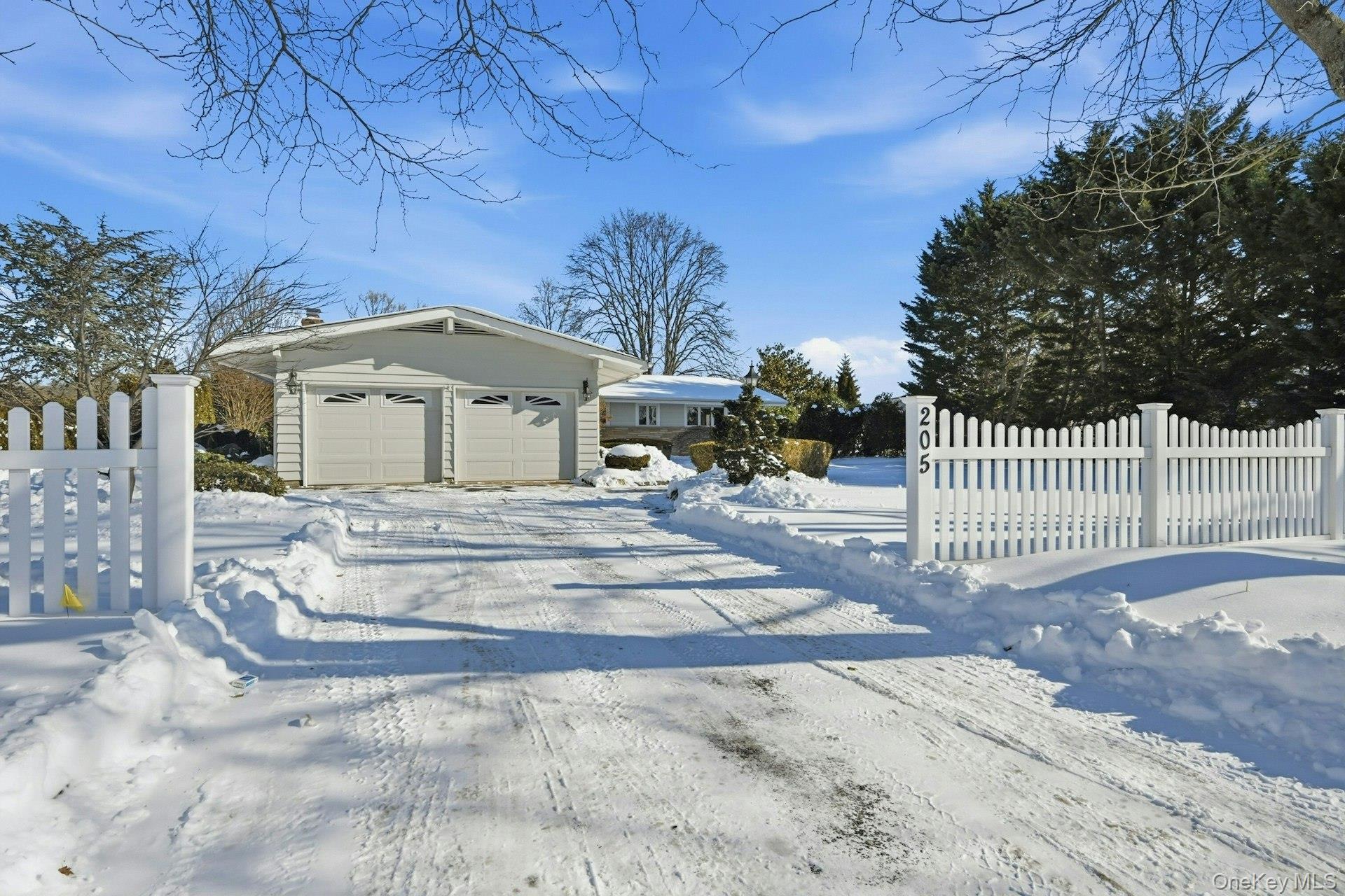 205 Oak Neck Lane, West Islip, NY 11795