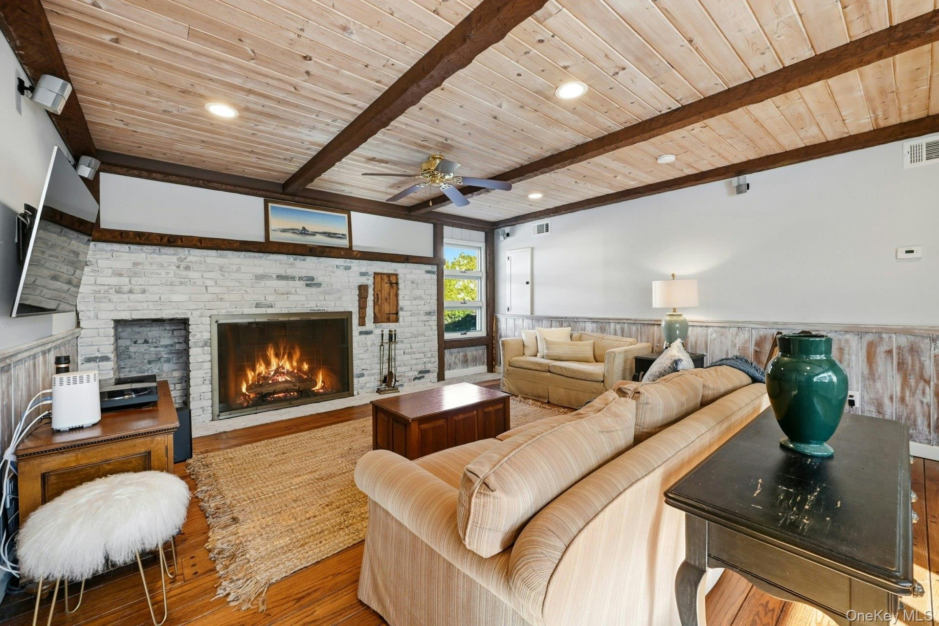 205 Oak Neck Lane, West Islip, NY 11795