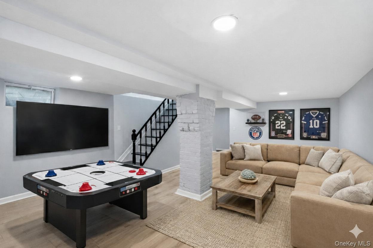 15 Hicks Street, Roslyn, NY 11576