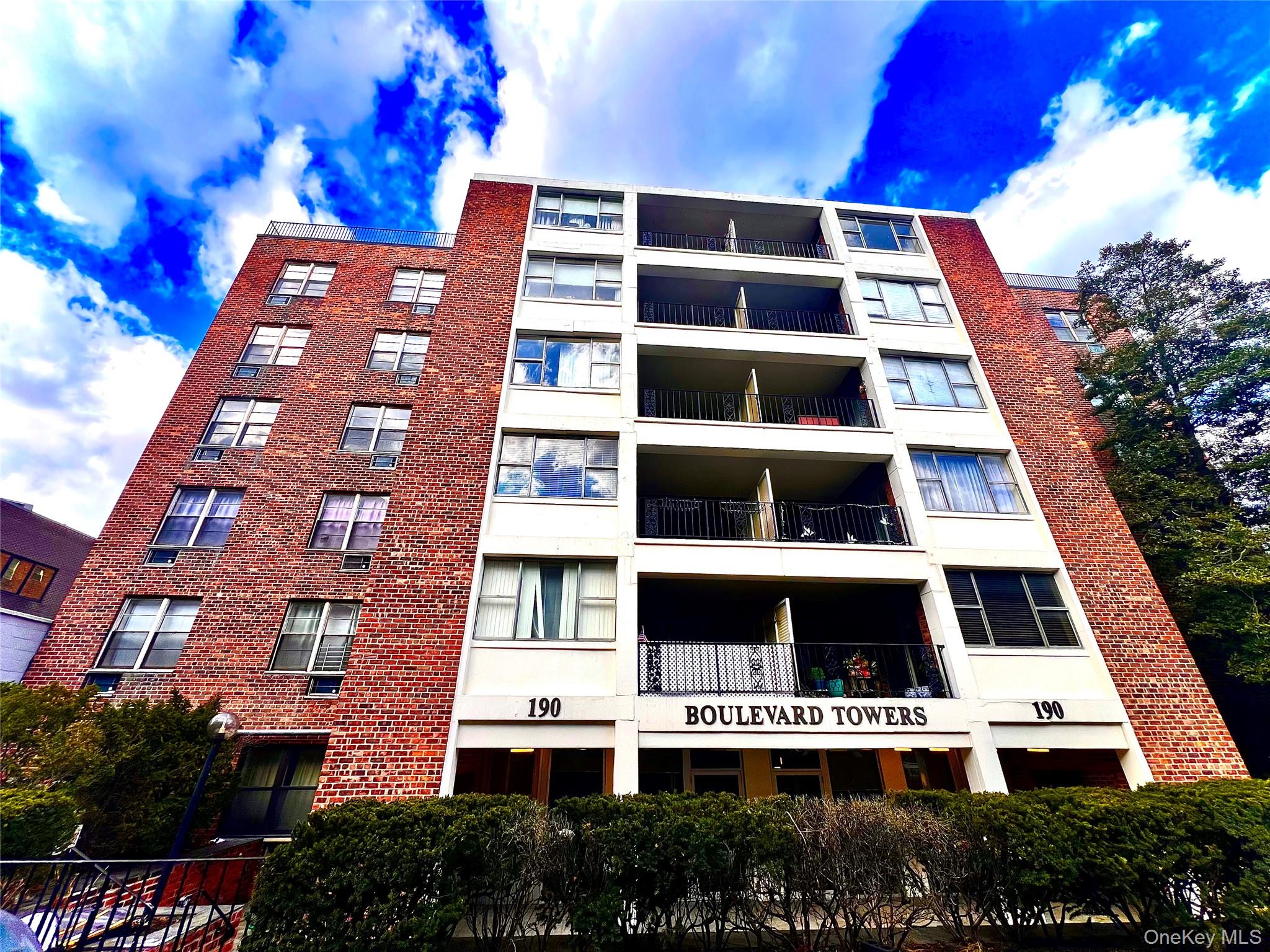 190 First Street # 5E, Mineola, NY 11501