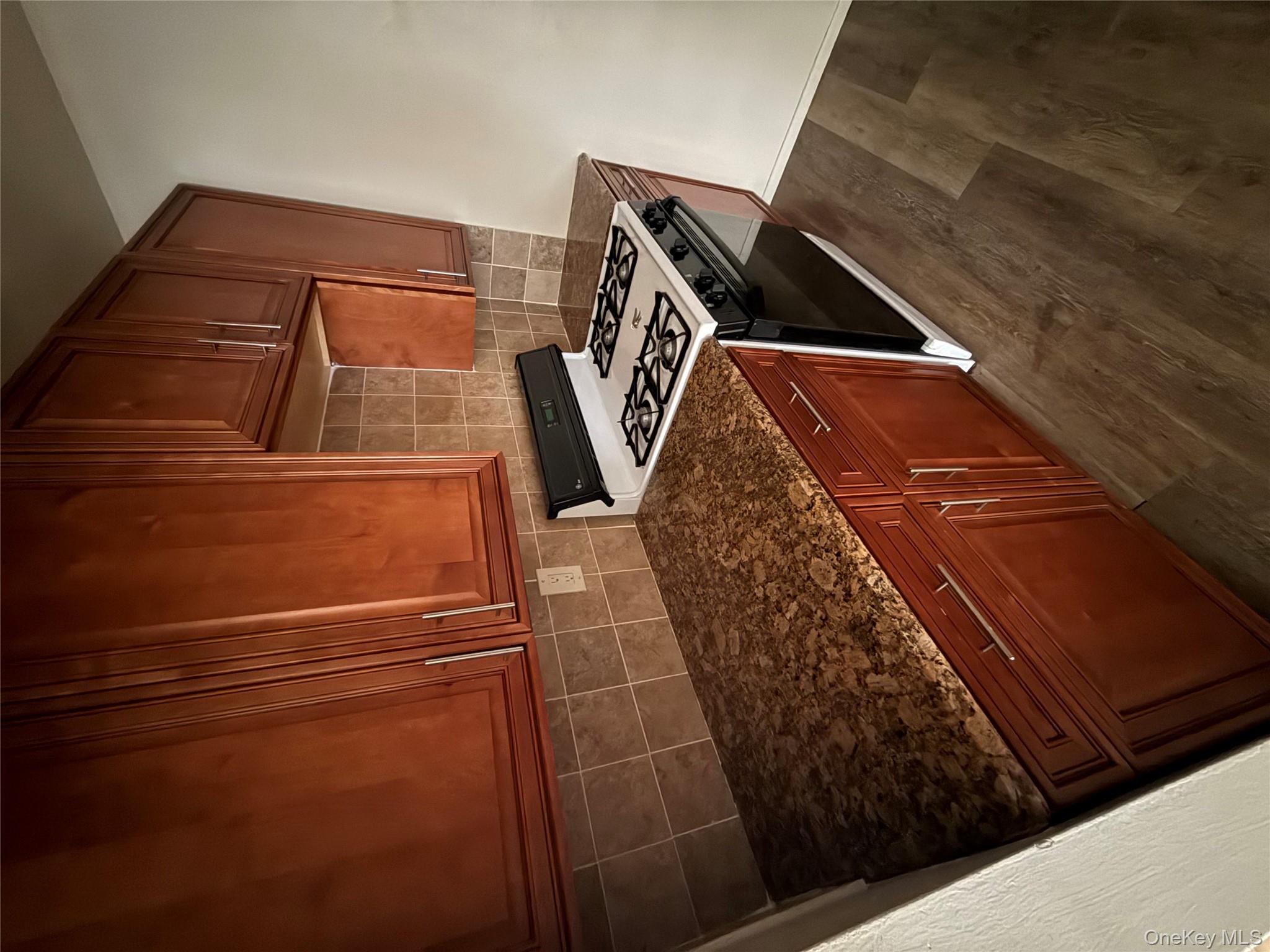 190 First Street # 5E, Mineola, NY 11501