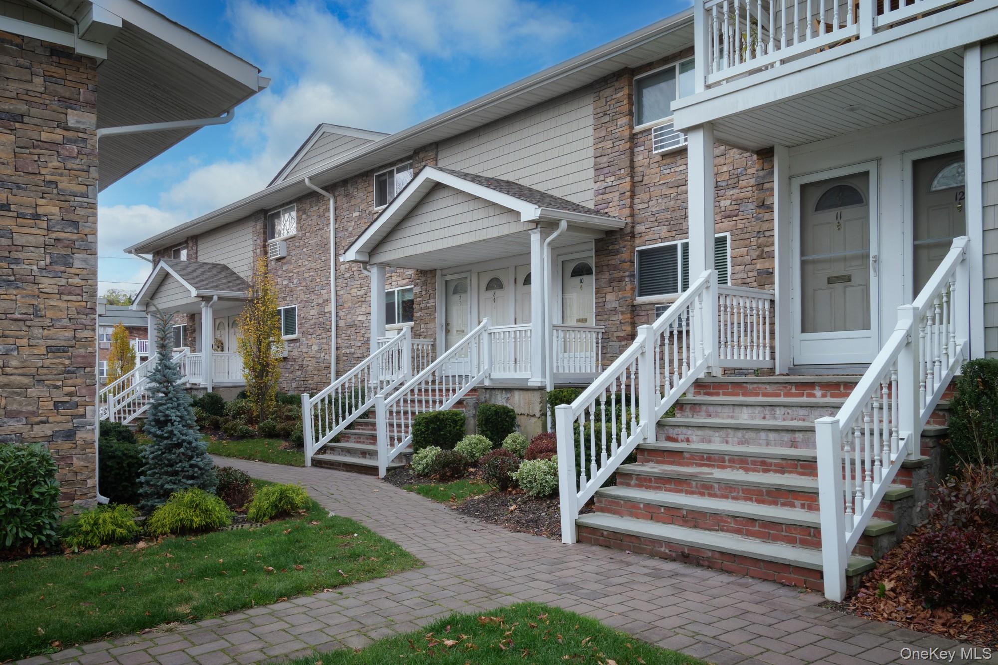 23 Friendly Court # FC23, Babylon, NY 11704