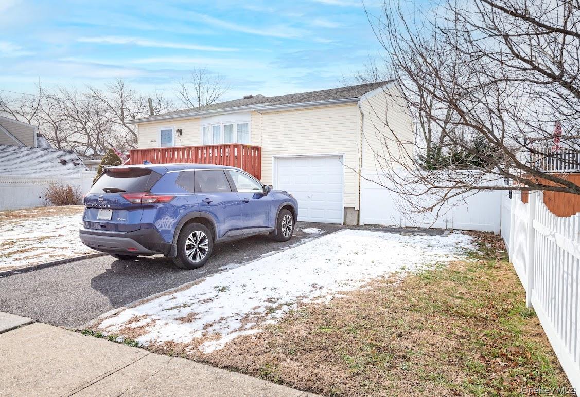 385 Beacon Avenue, Lindenhurst, NY 11757