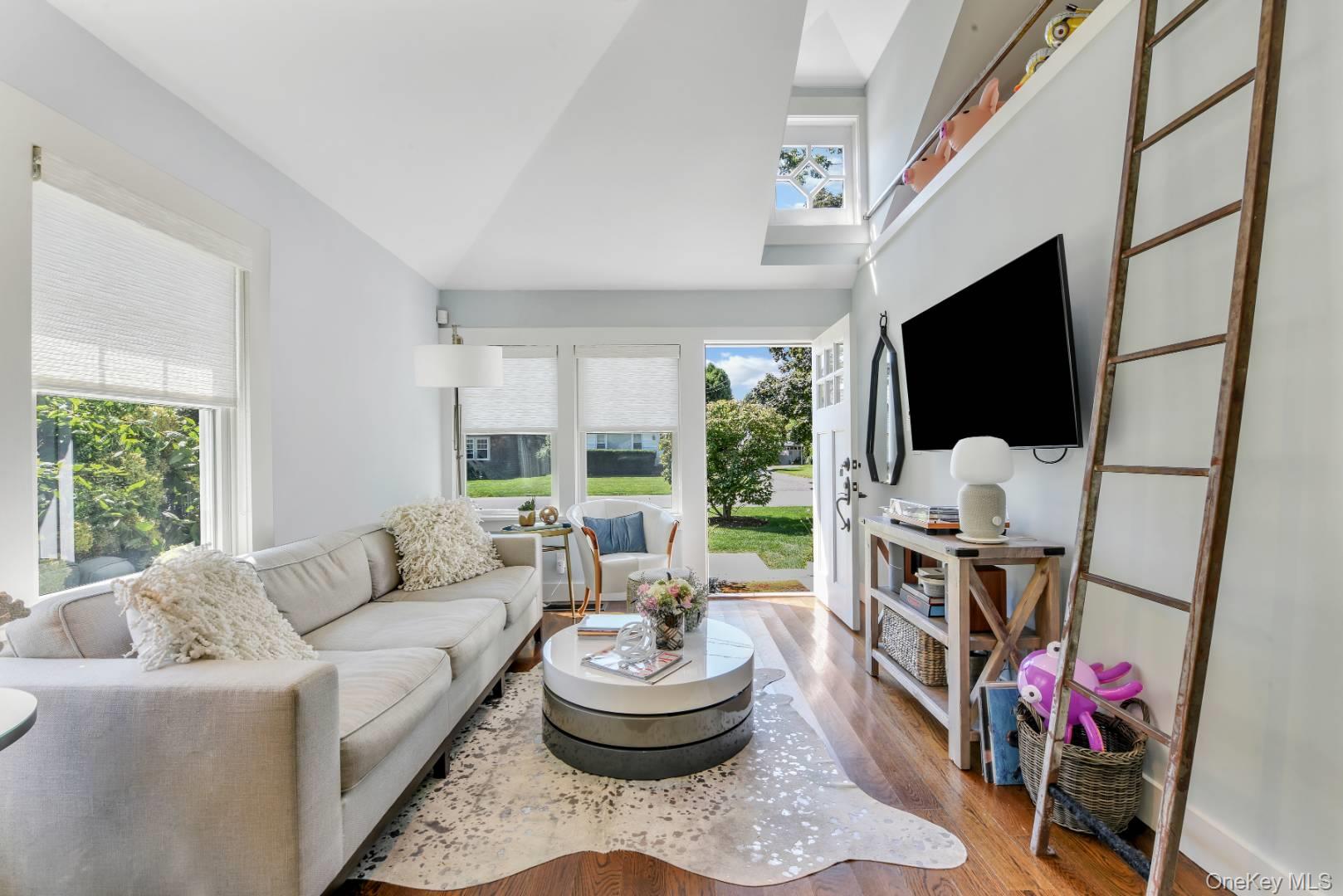 10 Henry Street, Southampton, NY 11968