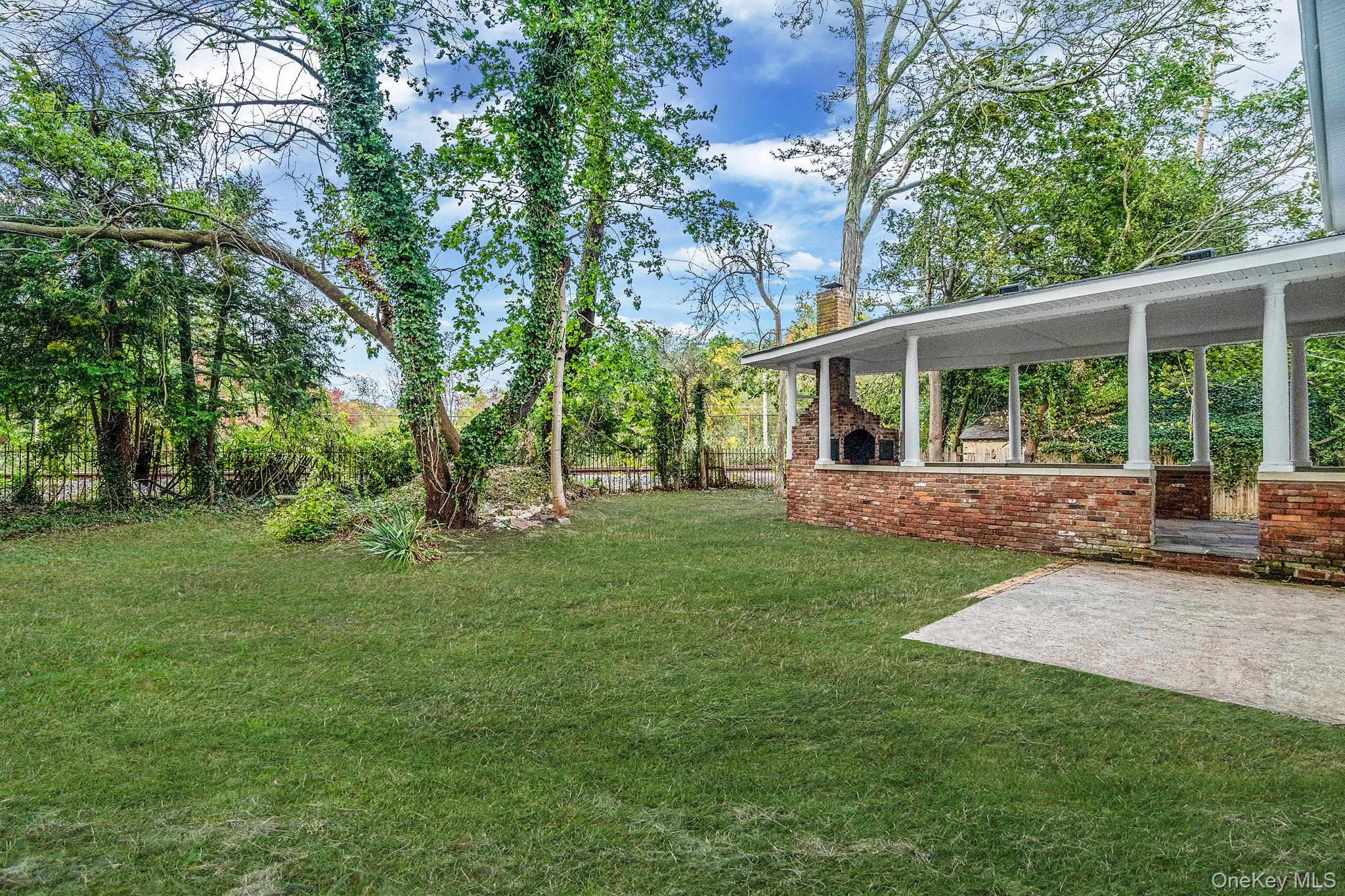 6 Connetquot Drive, Oakdale, NY 11769