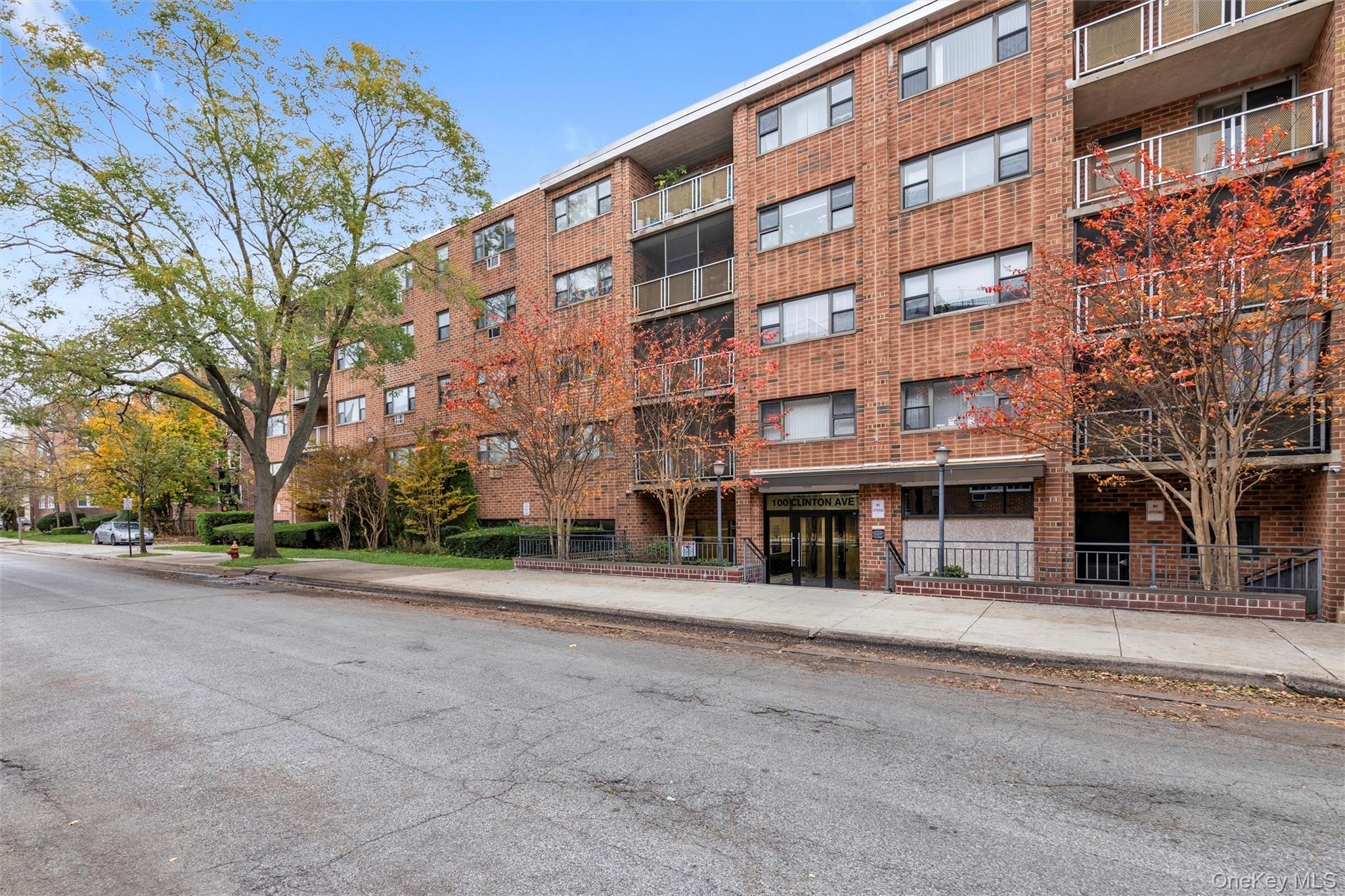 100 Clinton Avenue # 4M, Mineola, NY 11501