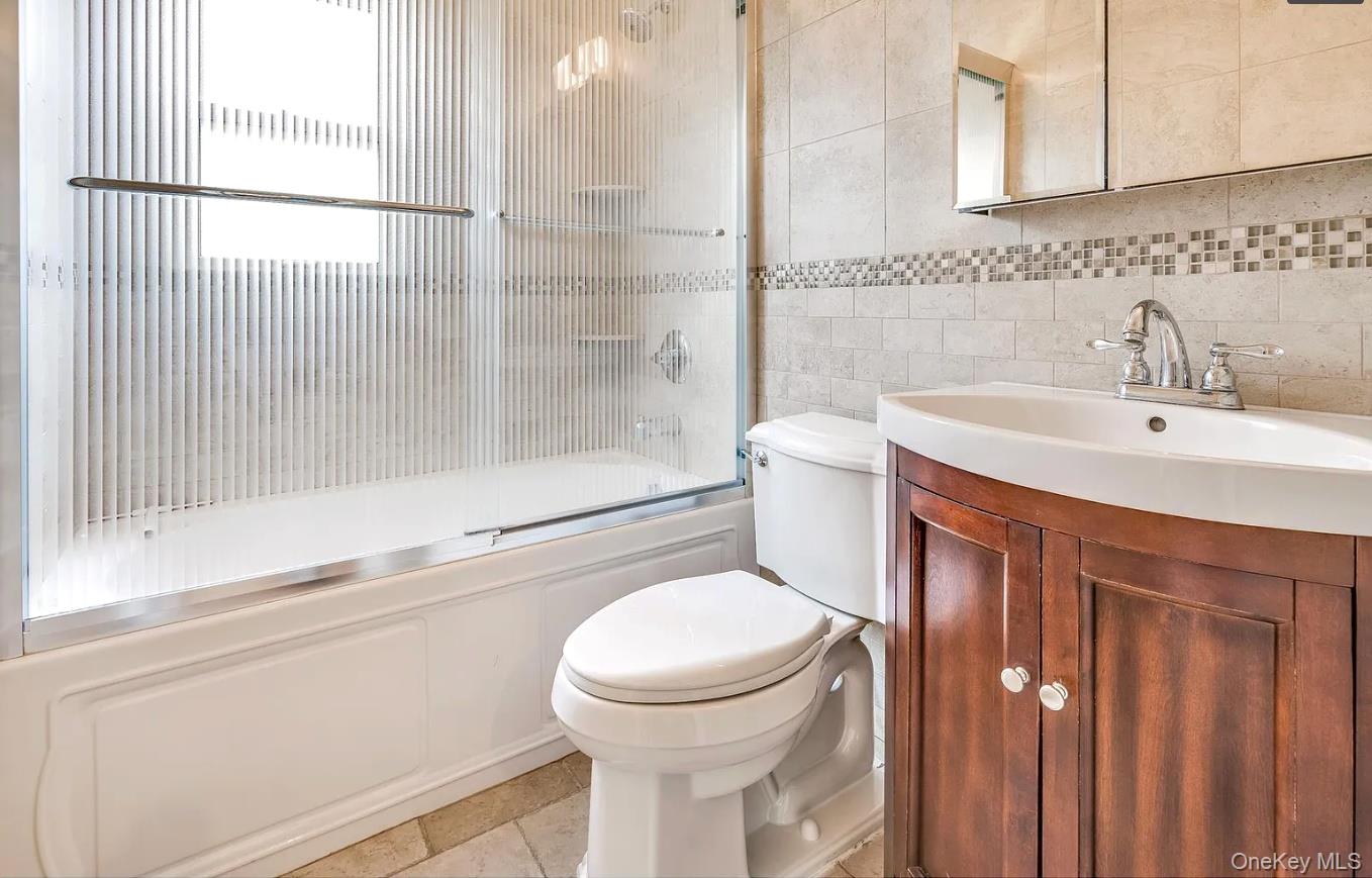 6 Arizona Avenue, Syosset, NY 11791