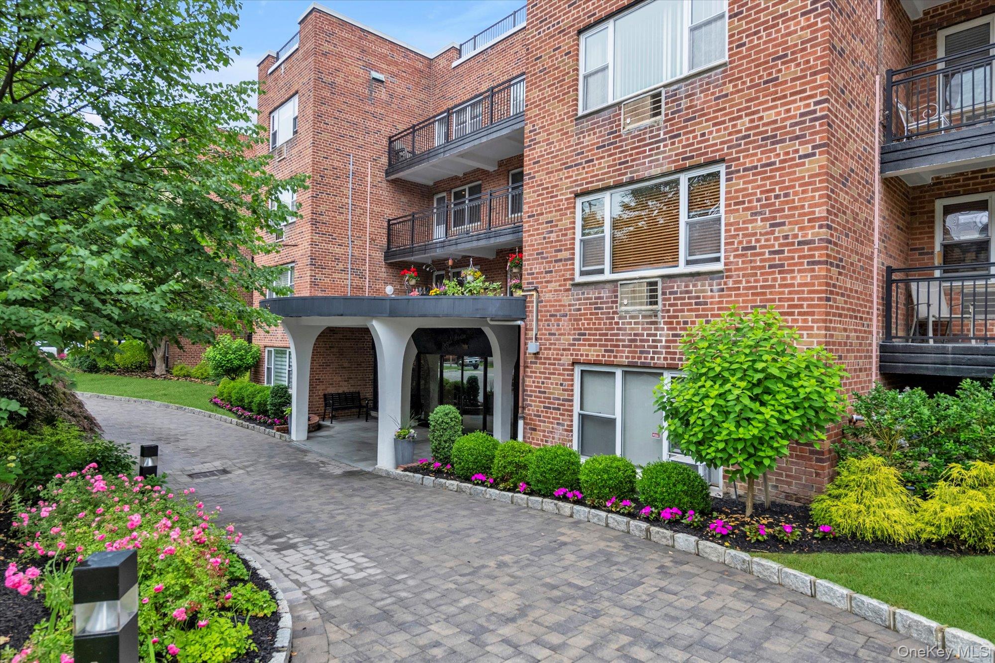 25 Chapel Place # 3N, Great Neck, NY 11021