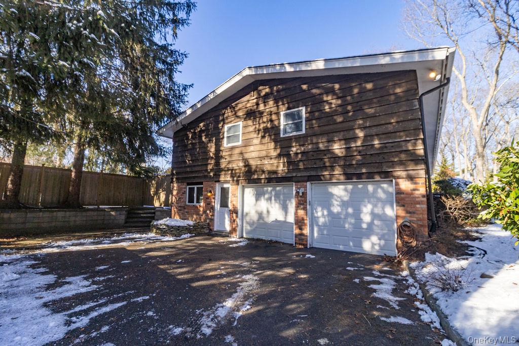 14 Hills Park Lane, Smithtown, NY 11787