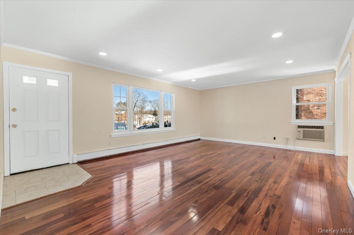 20 Alex Lane # 1, Glen Cove, NY 11542