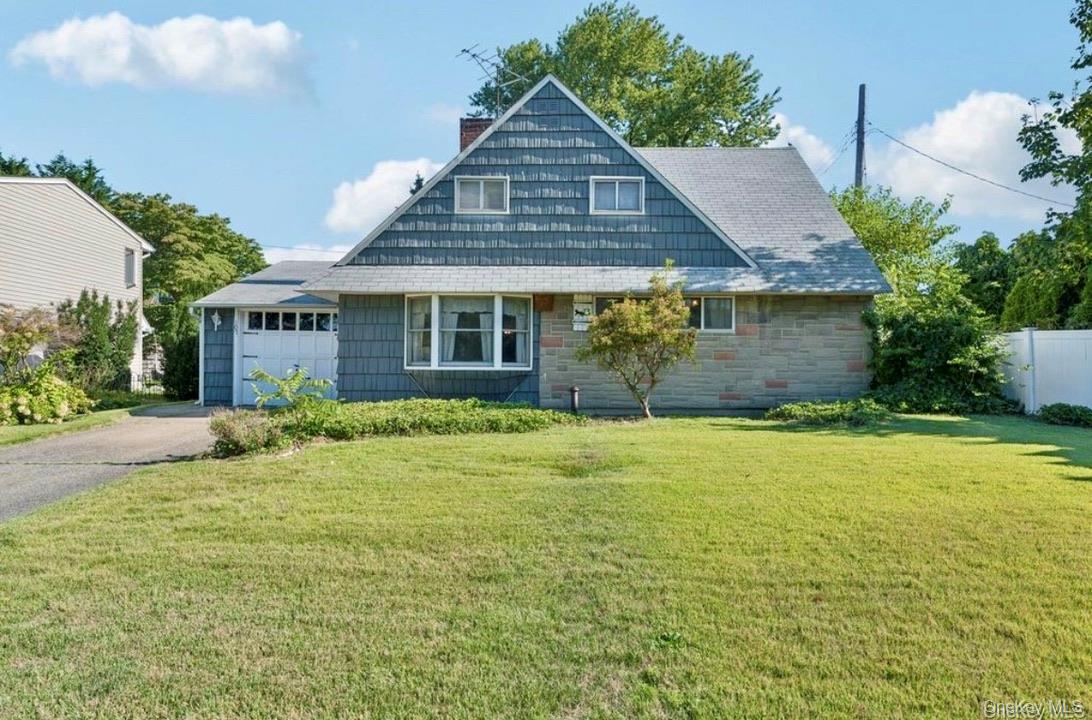 107 Ball Park Lane, Hicksville, NY 11801