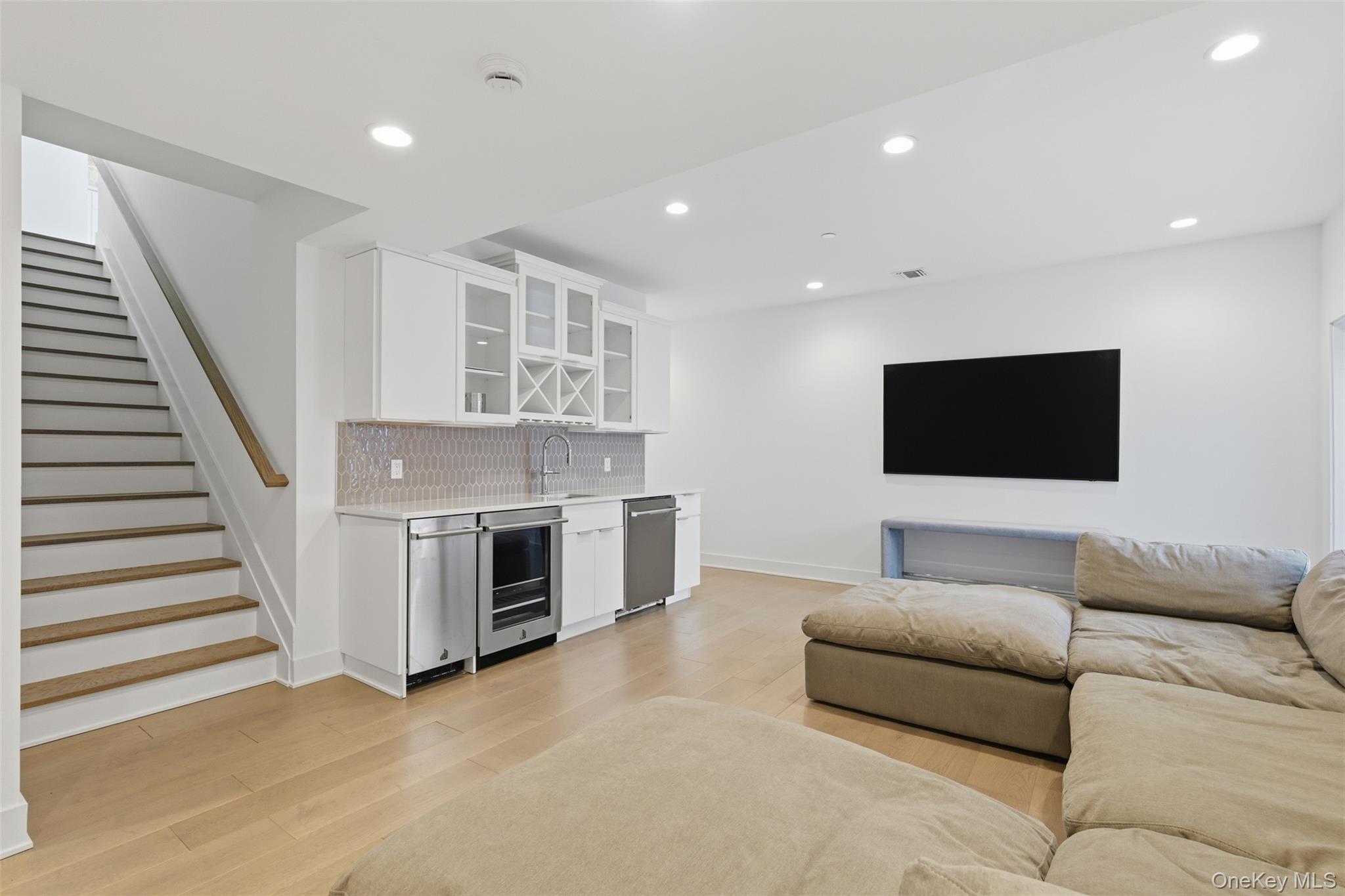 9 Sequoia Circle, Manhasset, NY 11030