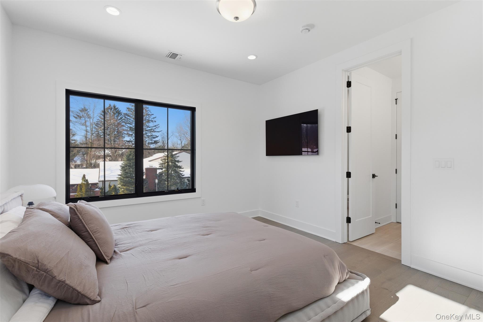 9 Sequoia Circle, Manhasset, NY 11030