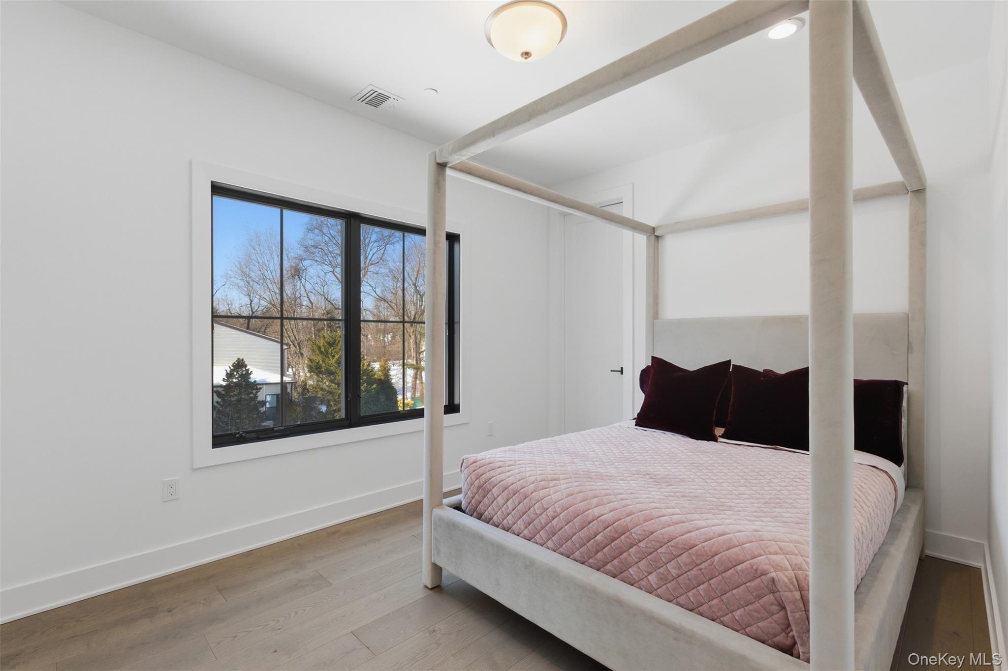 9 Sequoia Circle, Manhasset, NY 11030