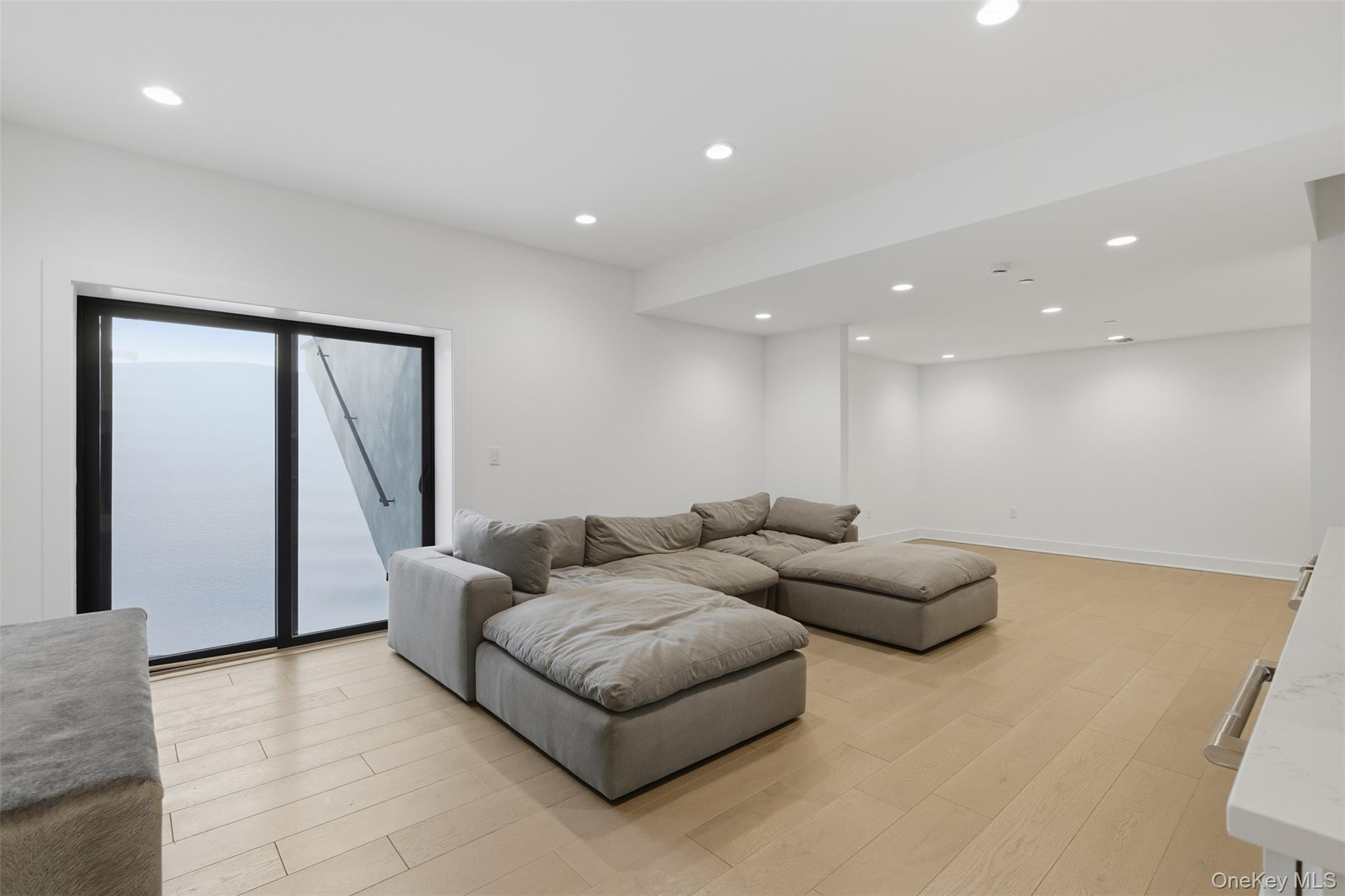 9 Sequoia Circle, Manhasset, NY 11030