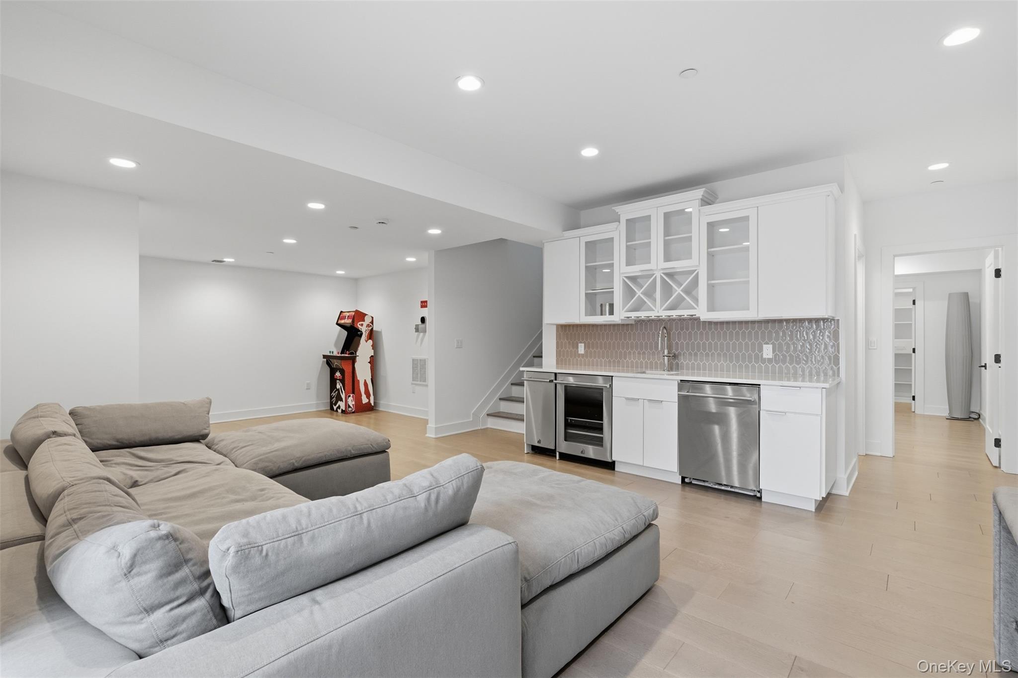 9 Sequoia Circle, Manhasset, NY 11030