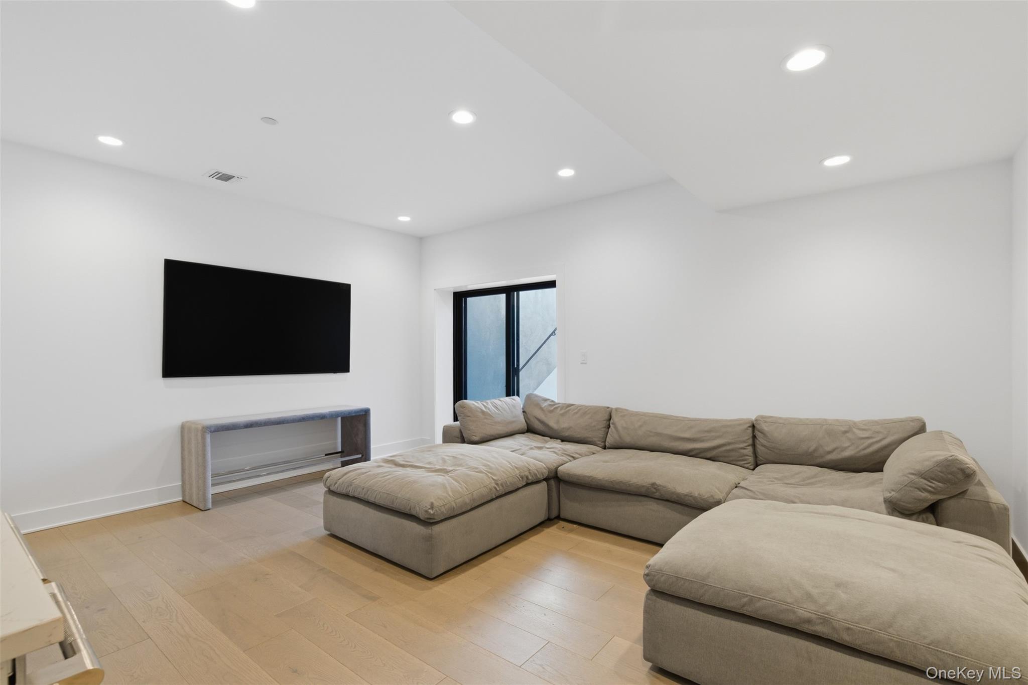 9 Sequoia Circle, Manhasset, NY 11030