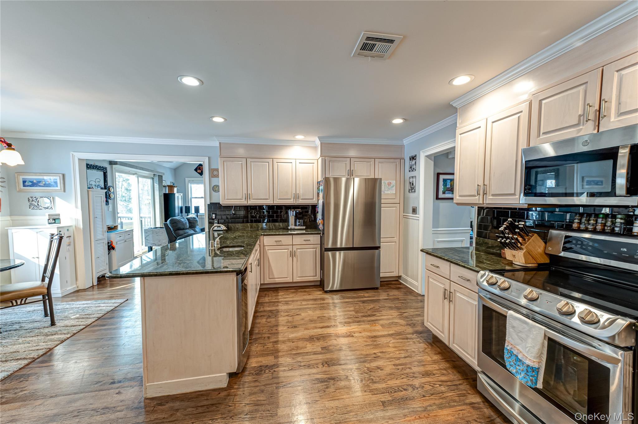 6 Sandy Hollow Road, Centerport, NY 11721