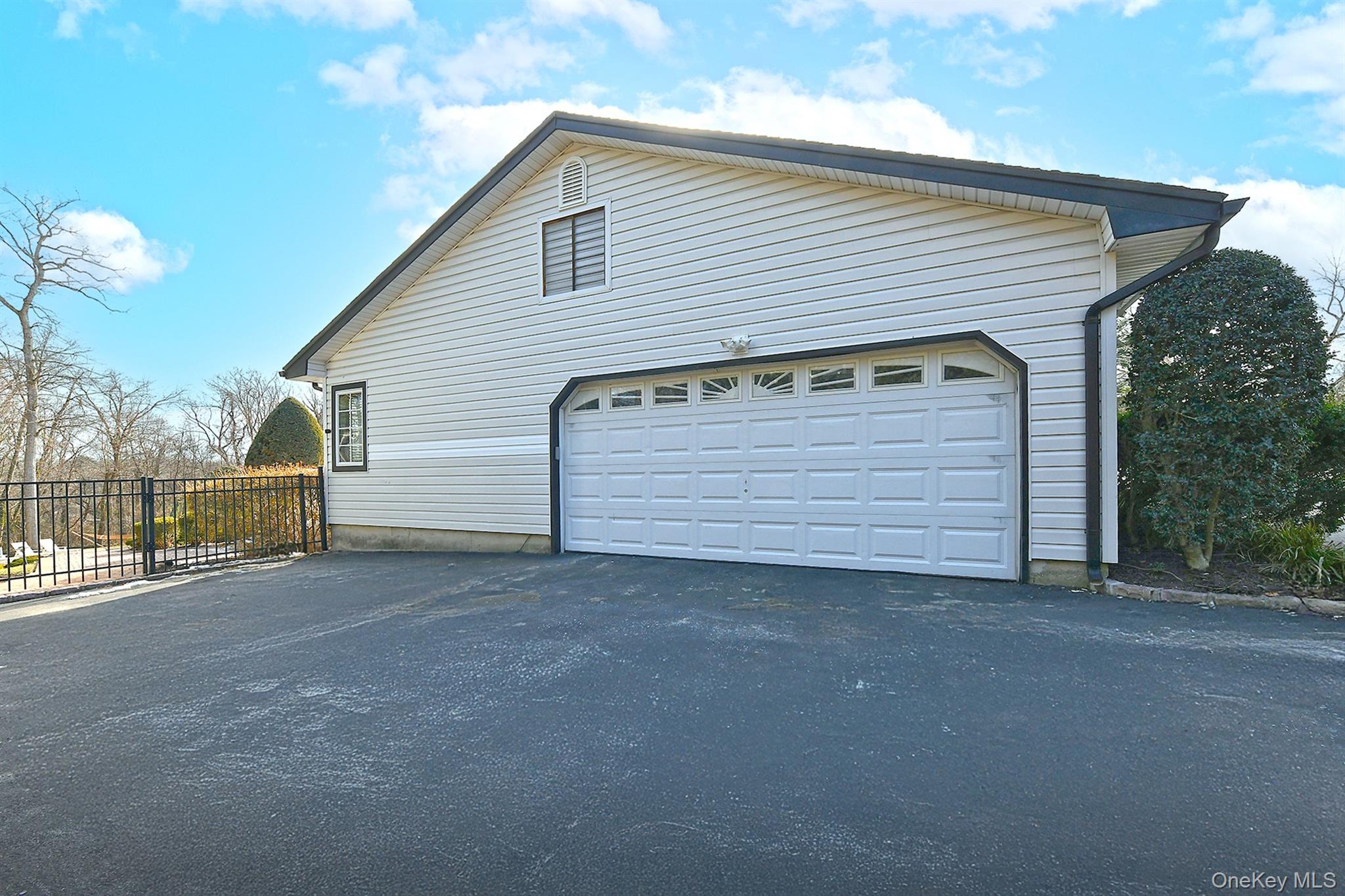 17 Susan Lane, Dix Hills, NY 11746