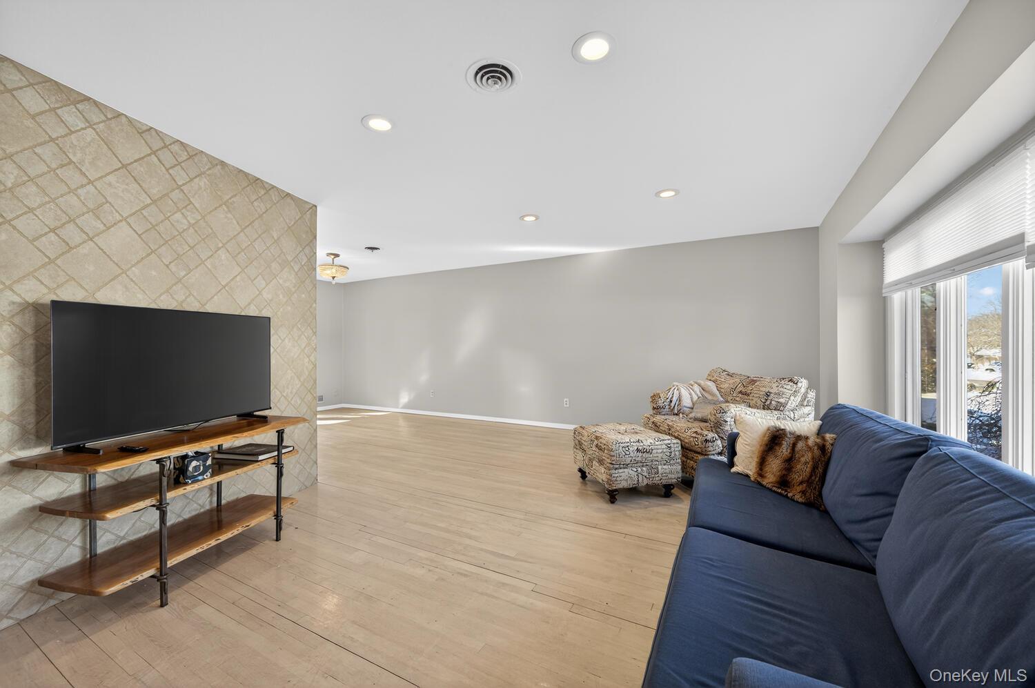 10 Whitlock Street, Plainview, NY 11803