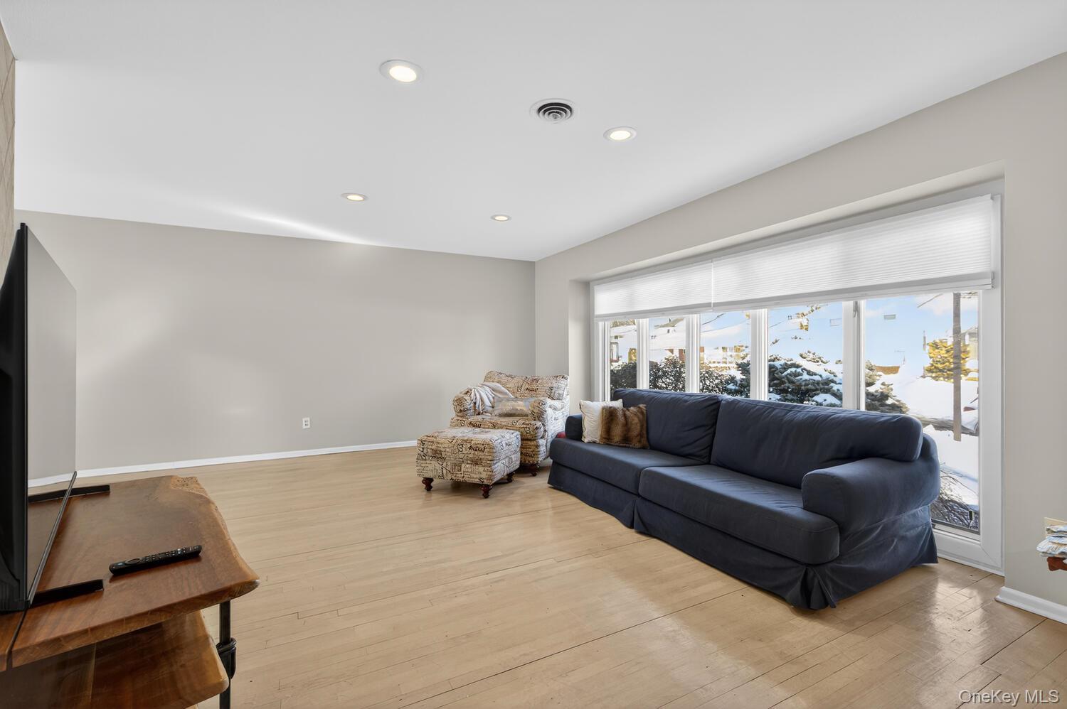 10 Whitlock Street, Plainview, NY 11803