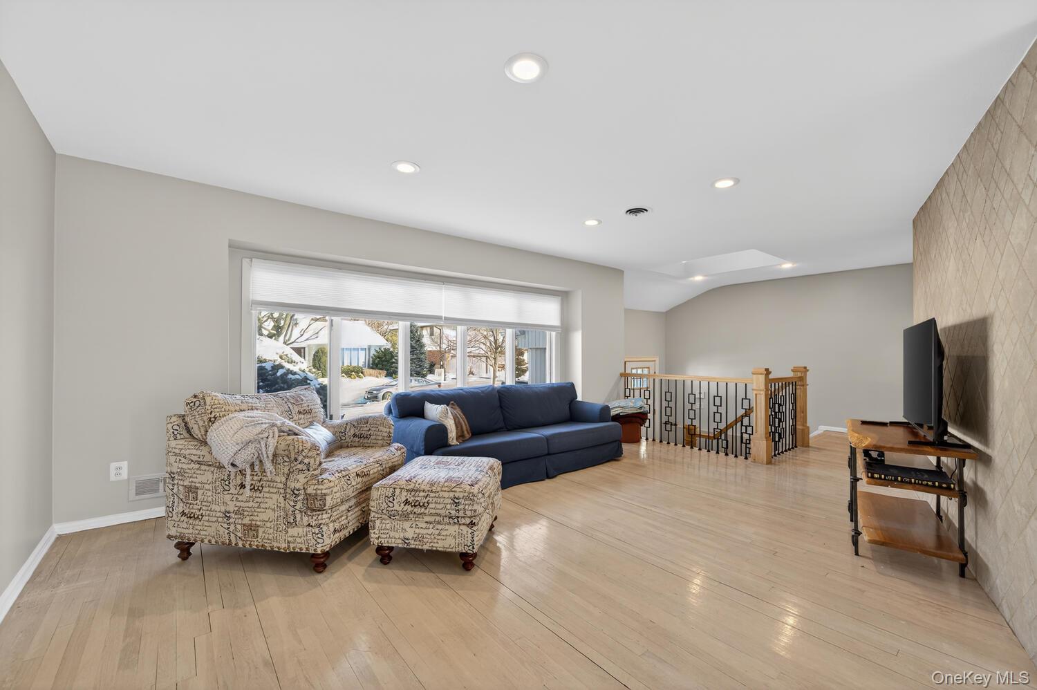 10 Whitlock Street, Plainview, NY 11803