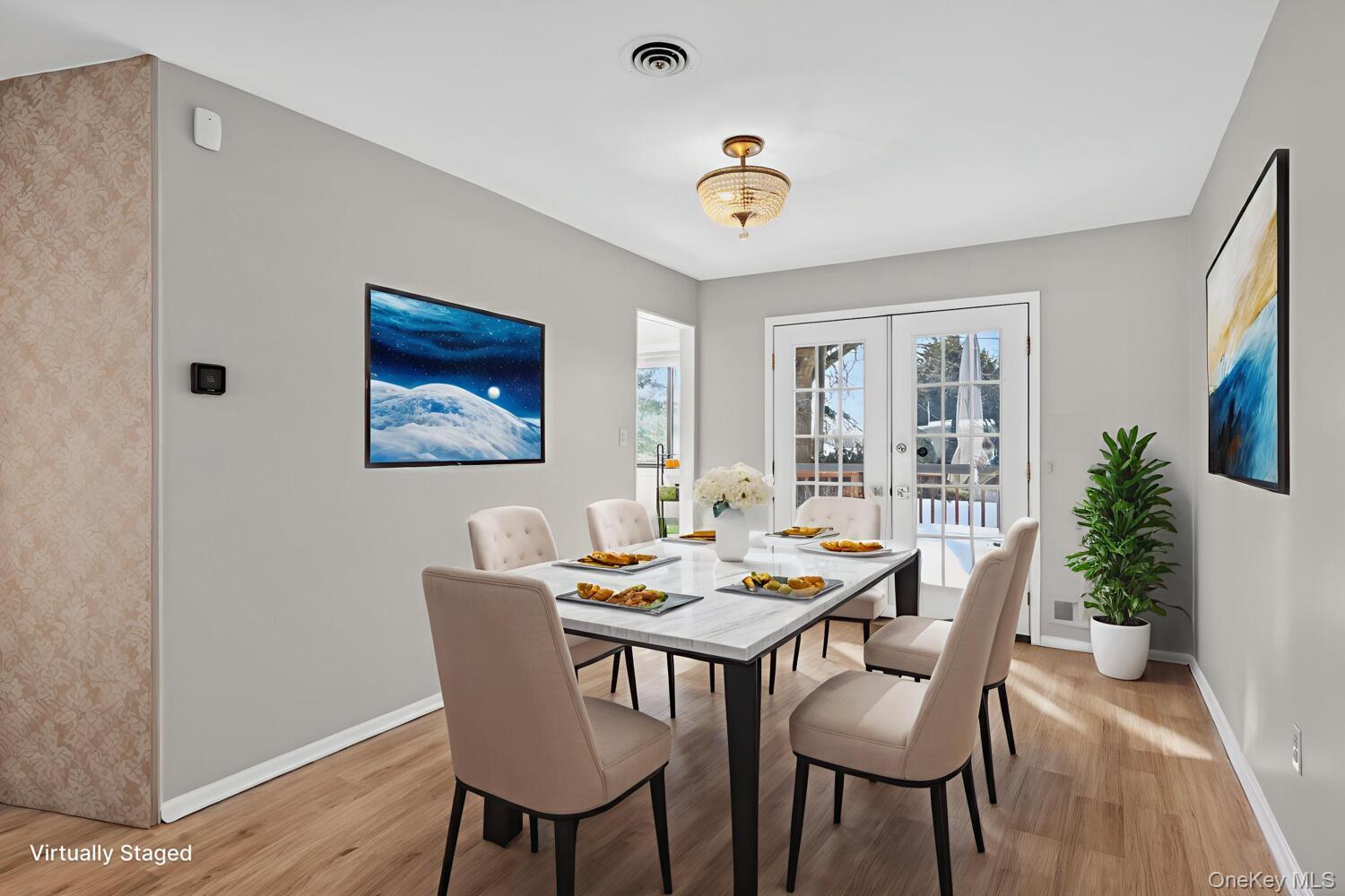 10 Whitlock Street, Plainview, NY 11803