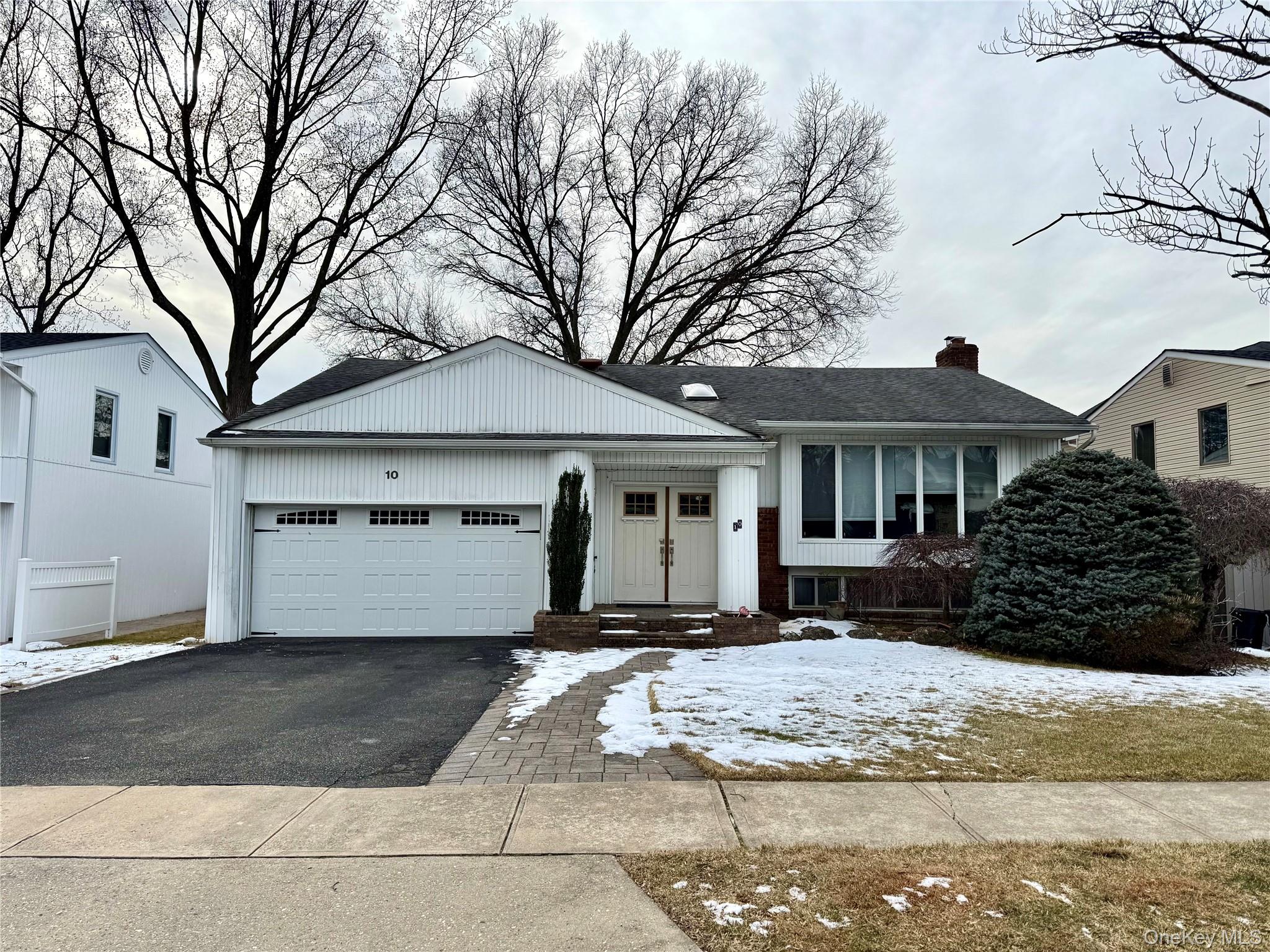 10 Whitlock Street, Plainview, NY 11803