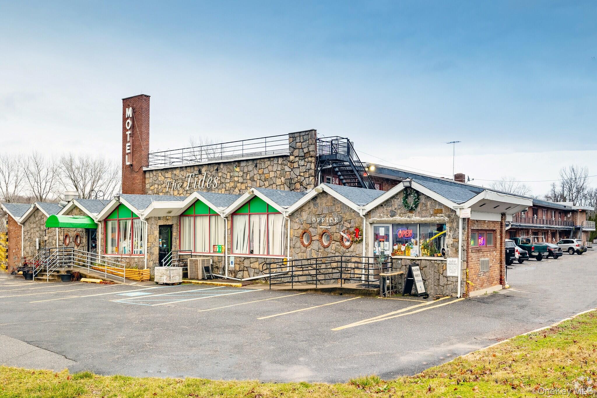 2 Bayville Avenue, Locust Valley, NY 11560