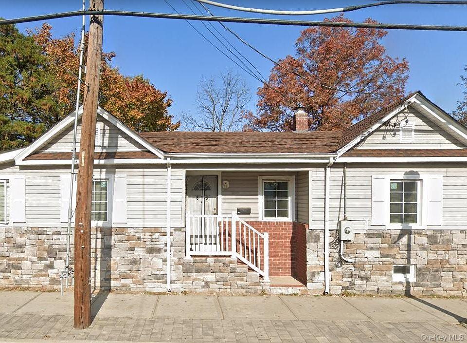 813 Prospect Avenue, Westbury, NY 11590