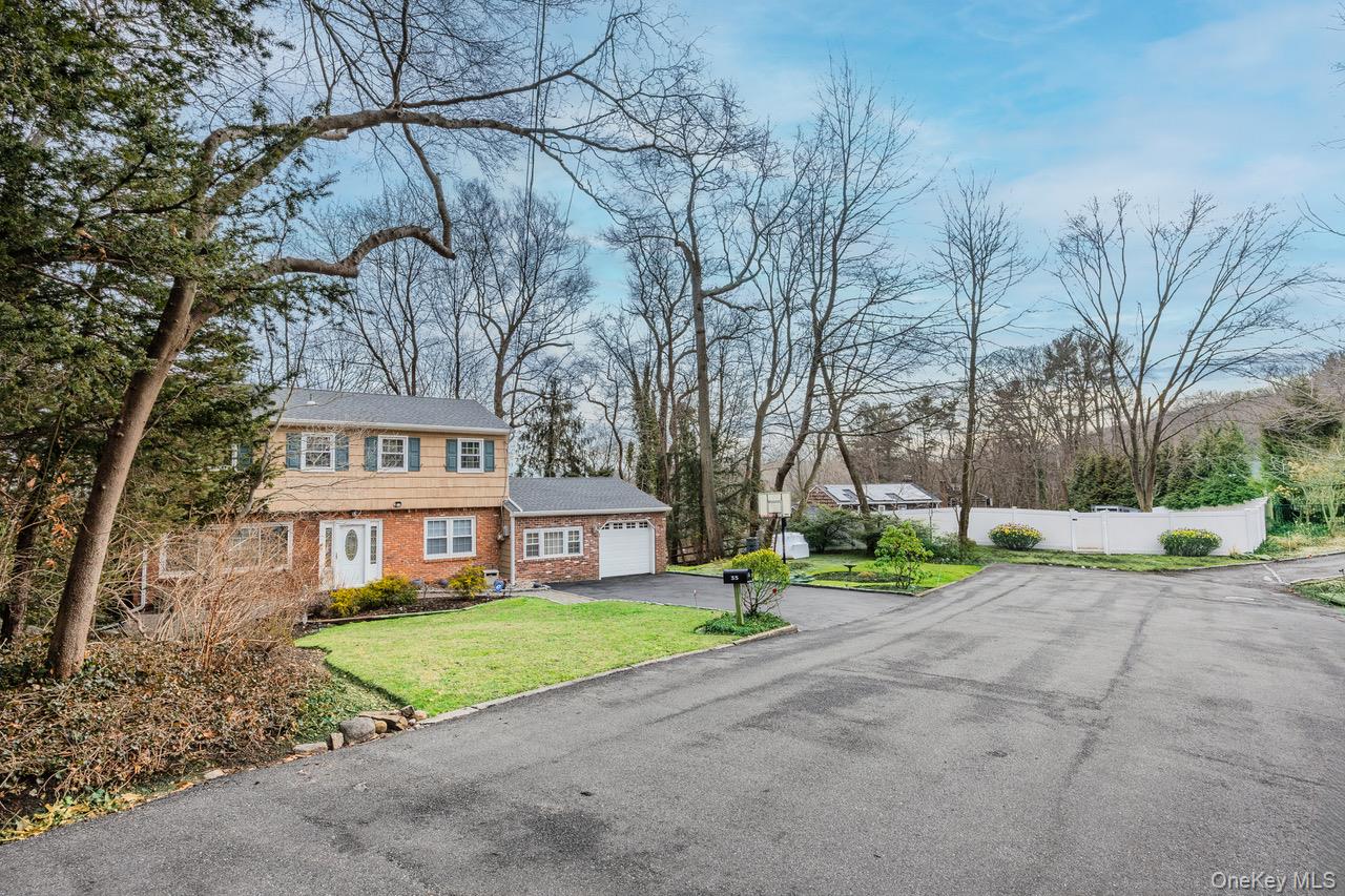 35 High Hills Lane, Huntington Station, NY 11746