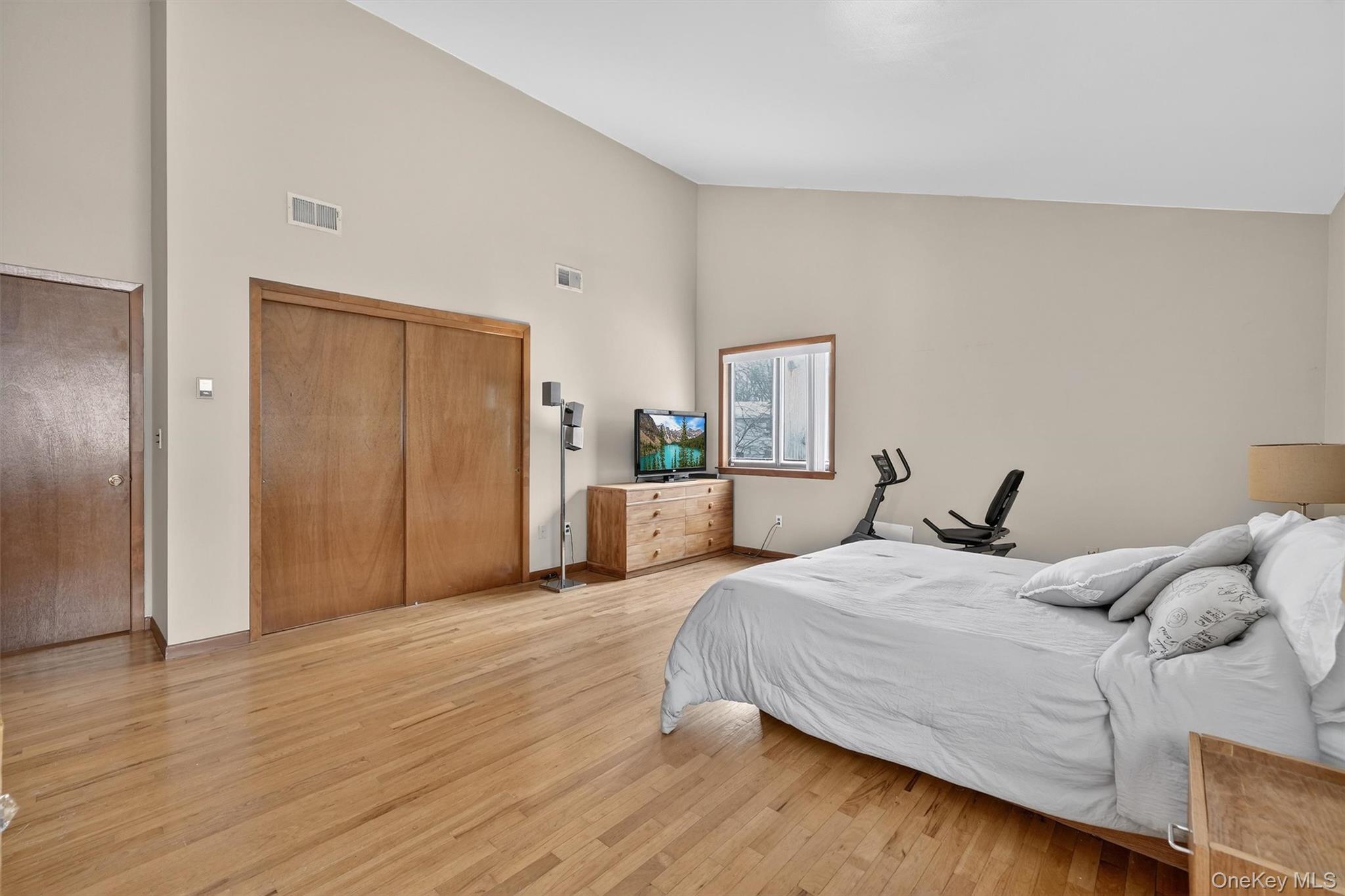 6 Pelham Court, Nanuet, NY 10954