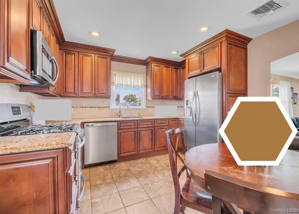 91 7th Street, Hicksville, NY 11801