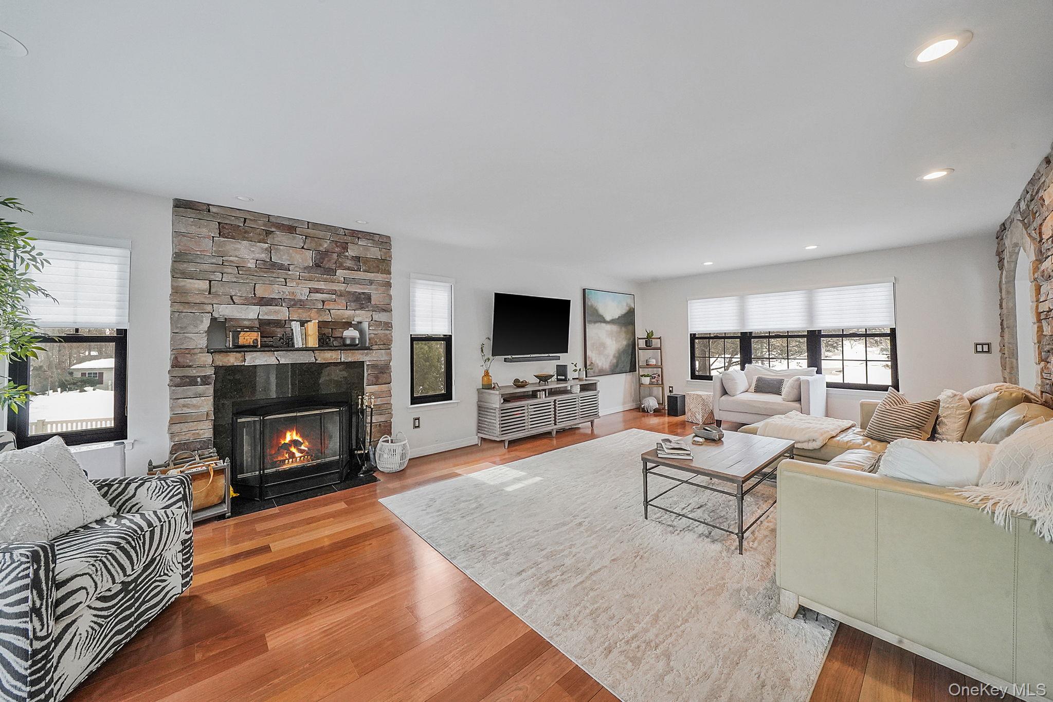 19 Lindsey Place, Holbrook, NY 11741