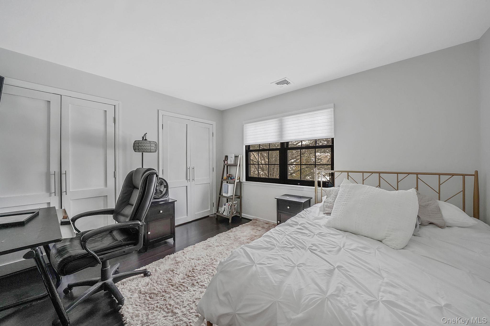 19 Lindsey Place, Holbrook, NY 11741