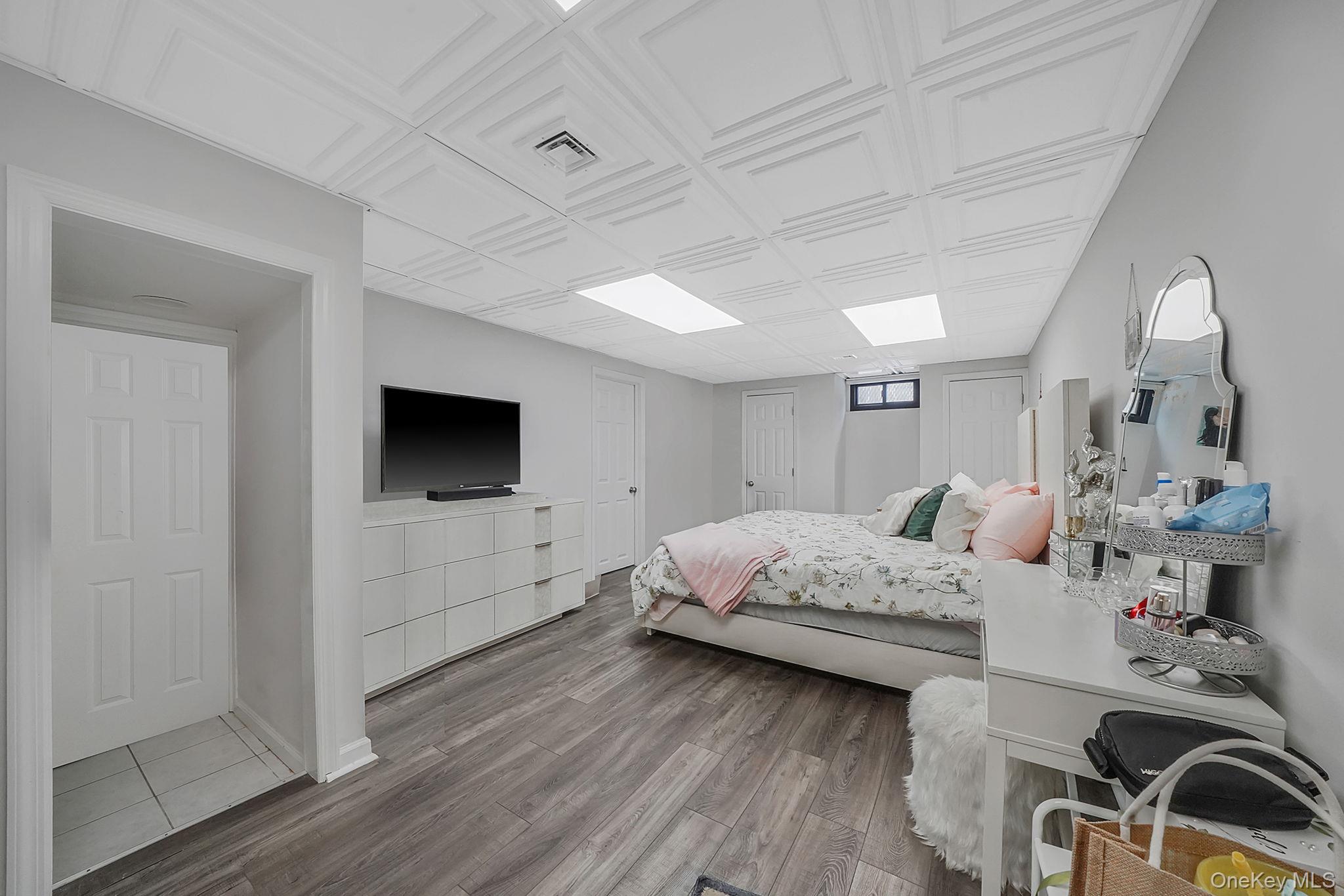 19 Lindsey Place, Holbrook, NY 11741